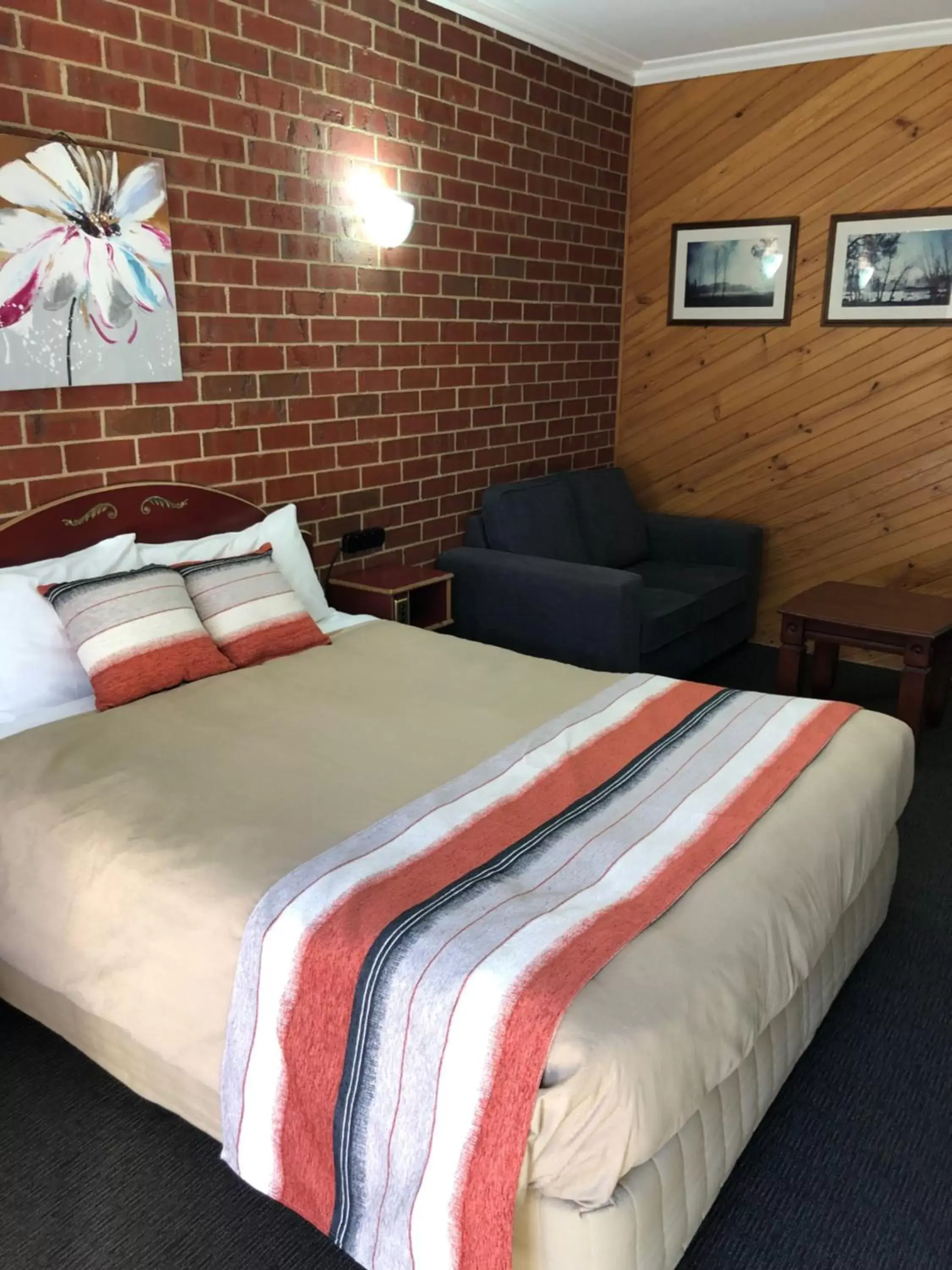 Bed in Elms Motor Inn