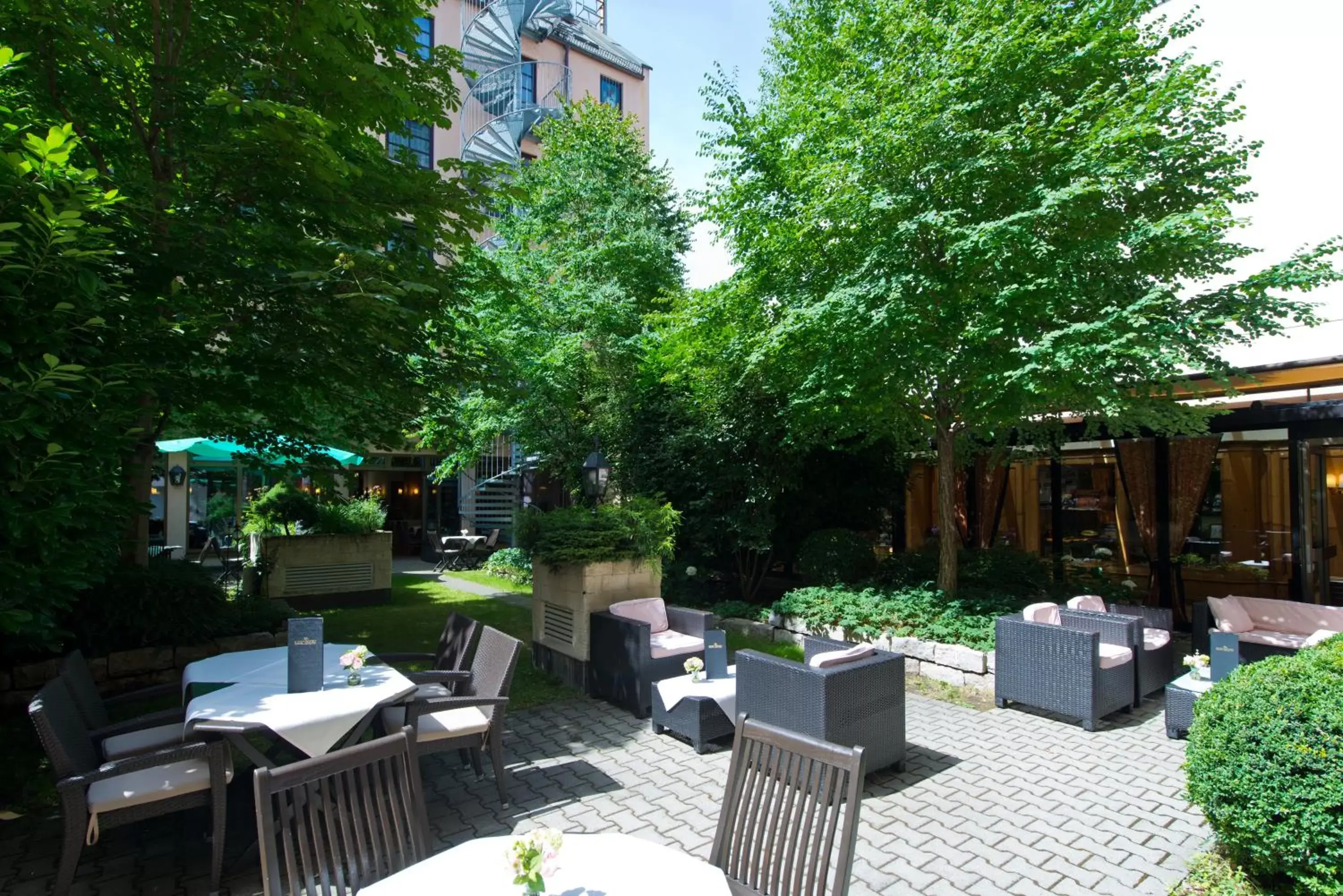 Garden, Restaurant/Places to Eat in King's Hotel Center Superior