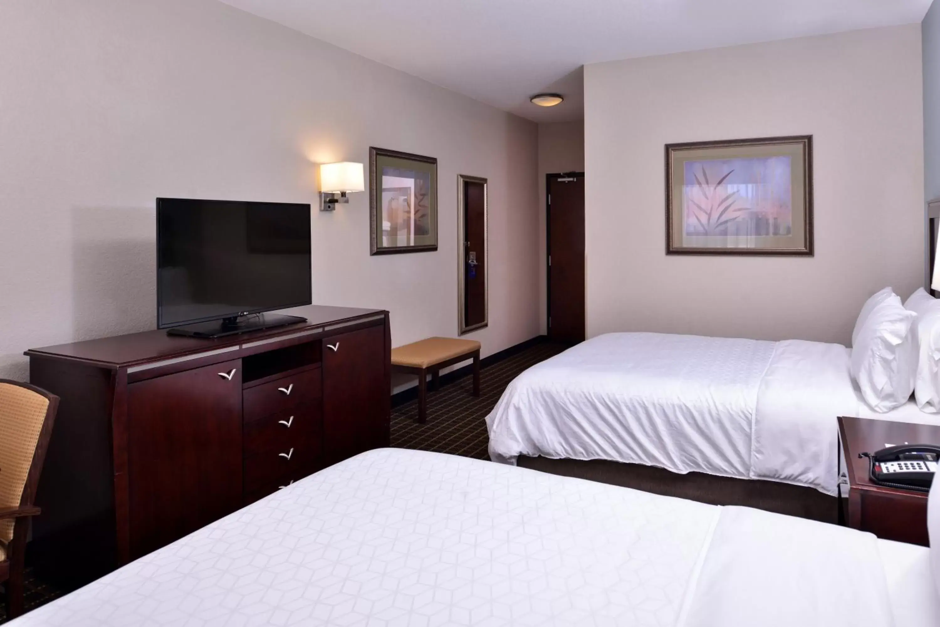 Photo of the whole room, Bed in Holiday Inn Express & Suites Pittsburg, an IHG Hotel