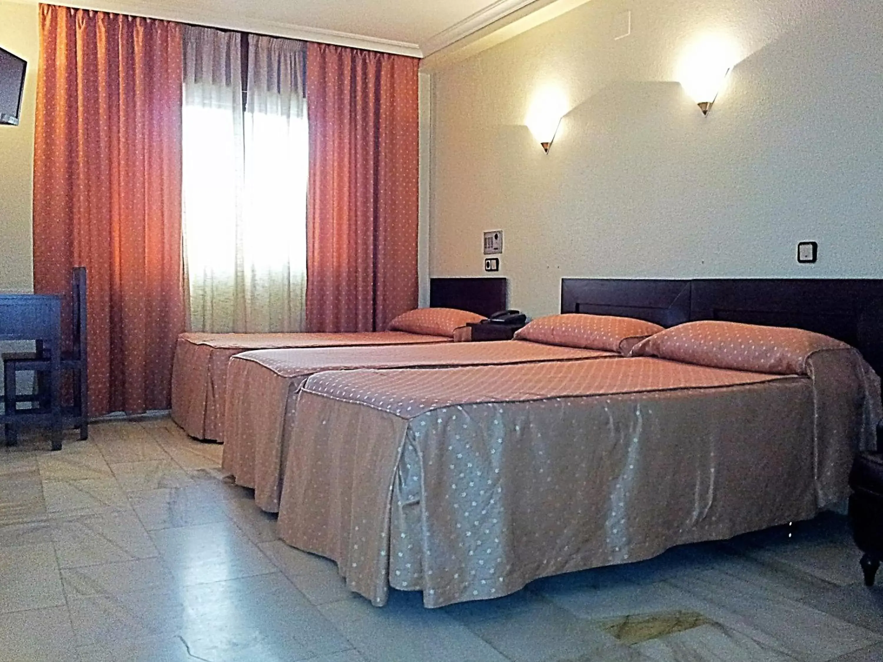 Photo of the whole room, Bed in Hotel Averroes