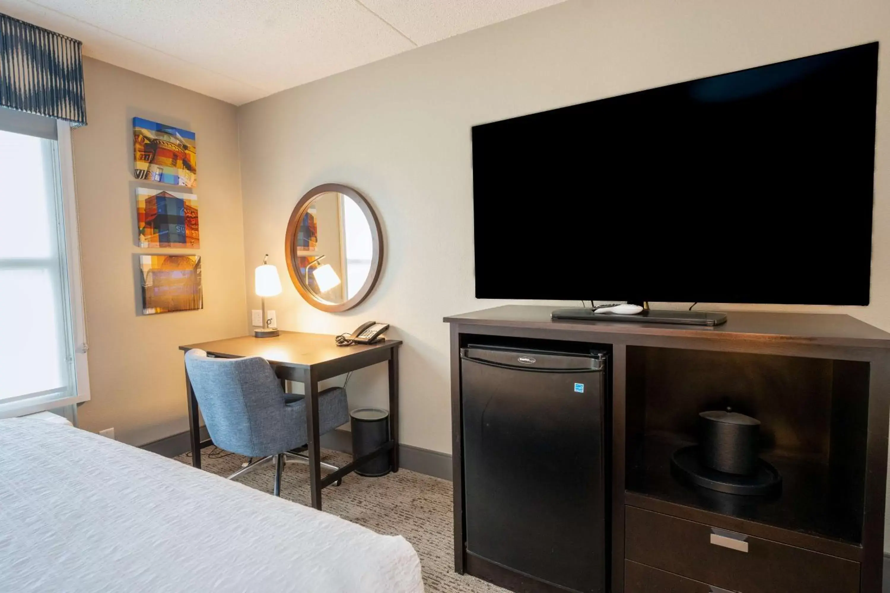 Bedroom, TV/Entertainment Center in Hampton Inn & Suites Memphis East