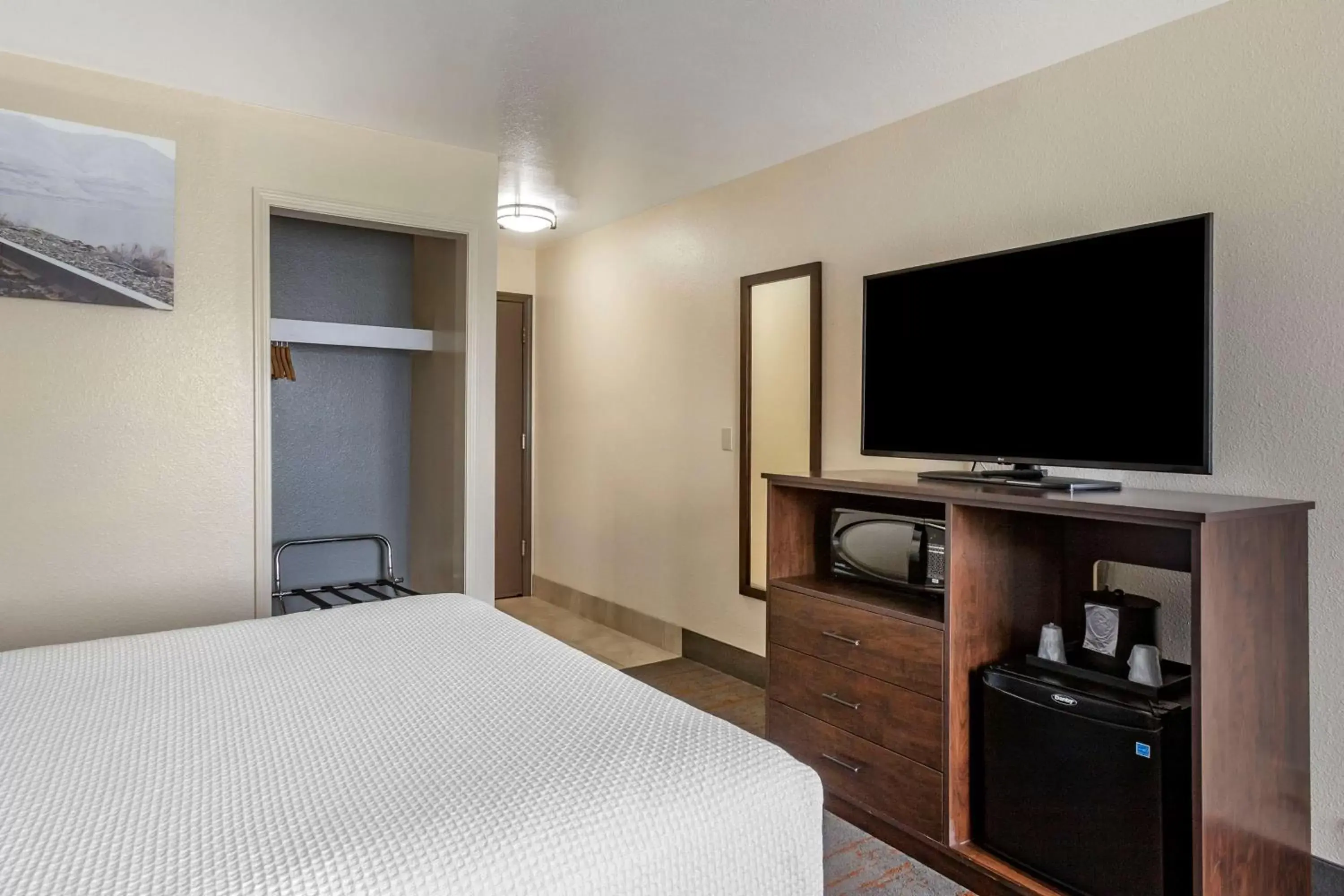Bedroom, TV/Entertainment Center in Best Western Sunridge Inn & Conference Center