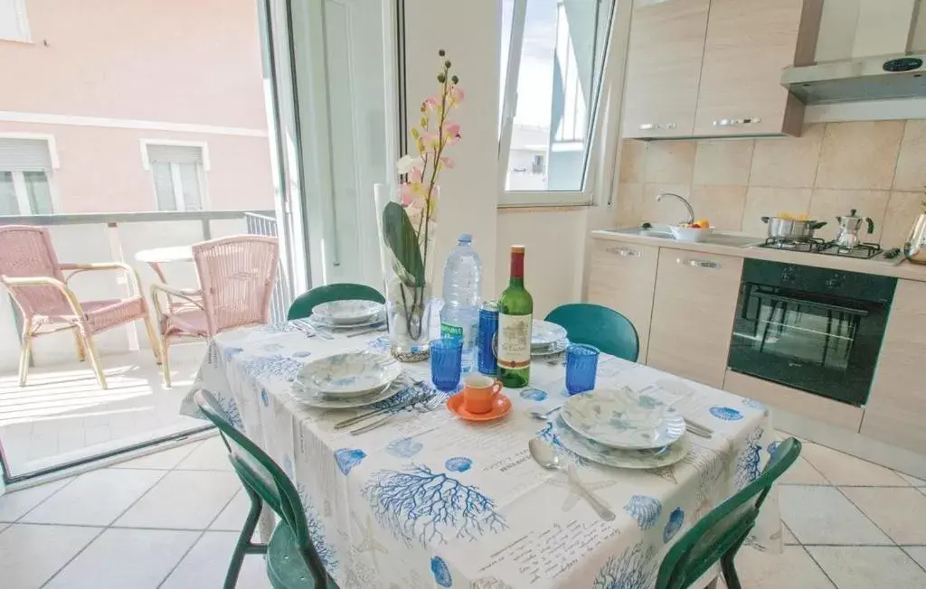 Kitchen or kitchenette, Dining Area in Residence Doral