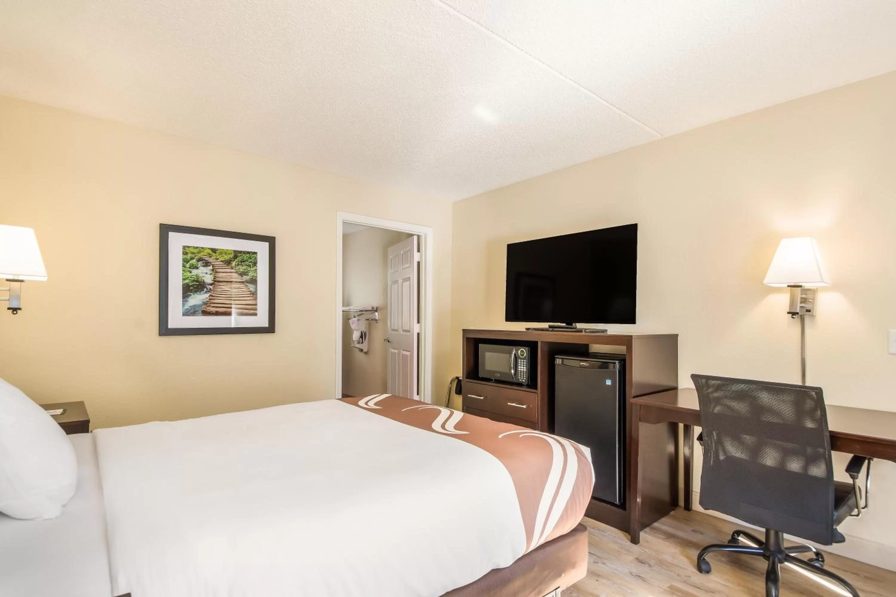Queen Room with Roll-In Shower - Accessible/Non-Smoking in Quality Inn Bradenton - Sarasota North
