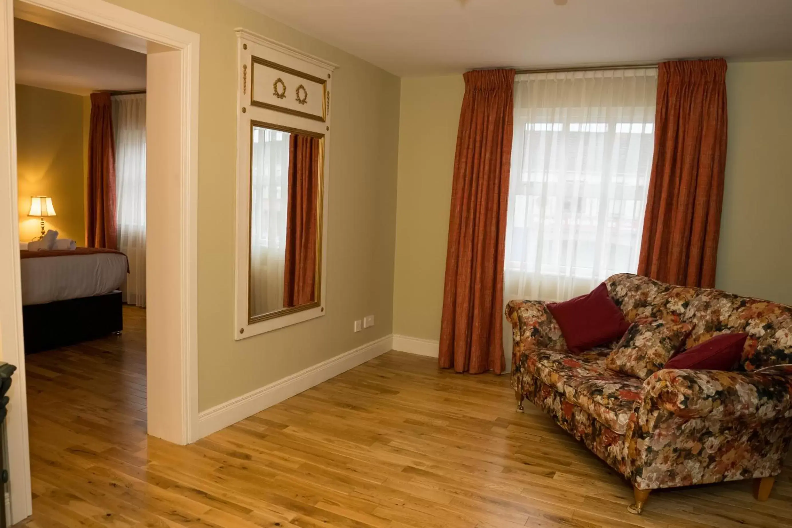 Living room, Seating Area in Walsh's Hotel and Apartments