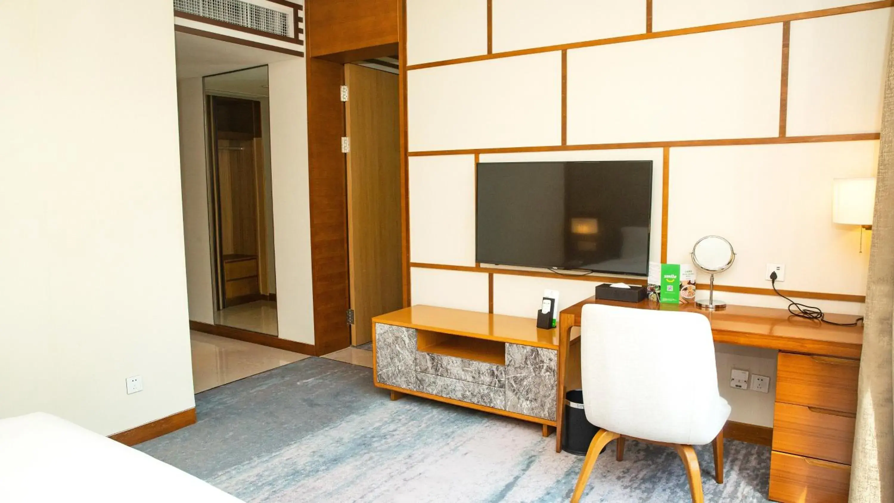 Photo of the whole room, TV/Entertainment Center in Holiday Inn Kunshan Huaqiao, an IHG Hotel