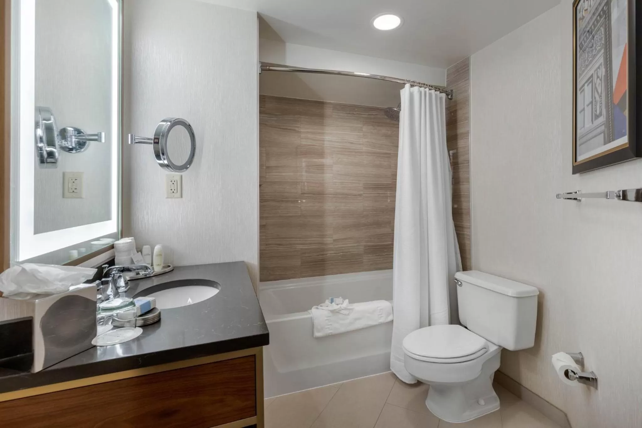 Photo of the whole room in Omni Richmond Hotel