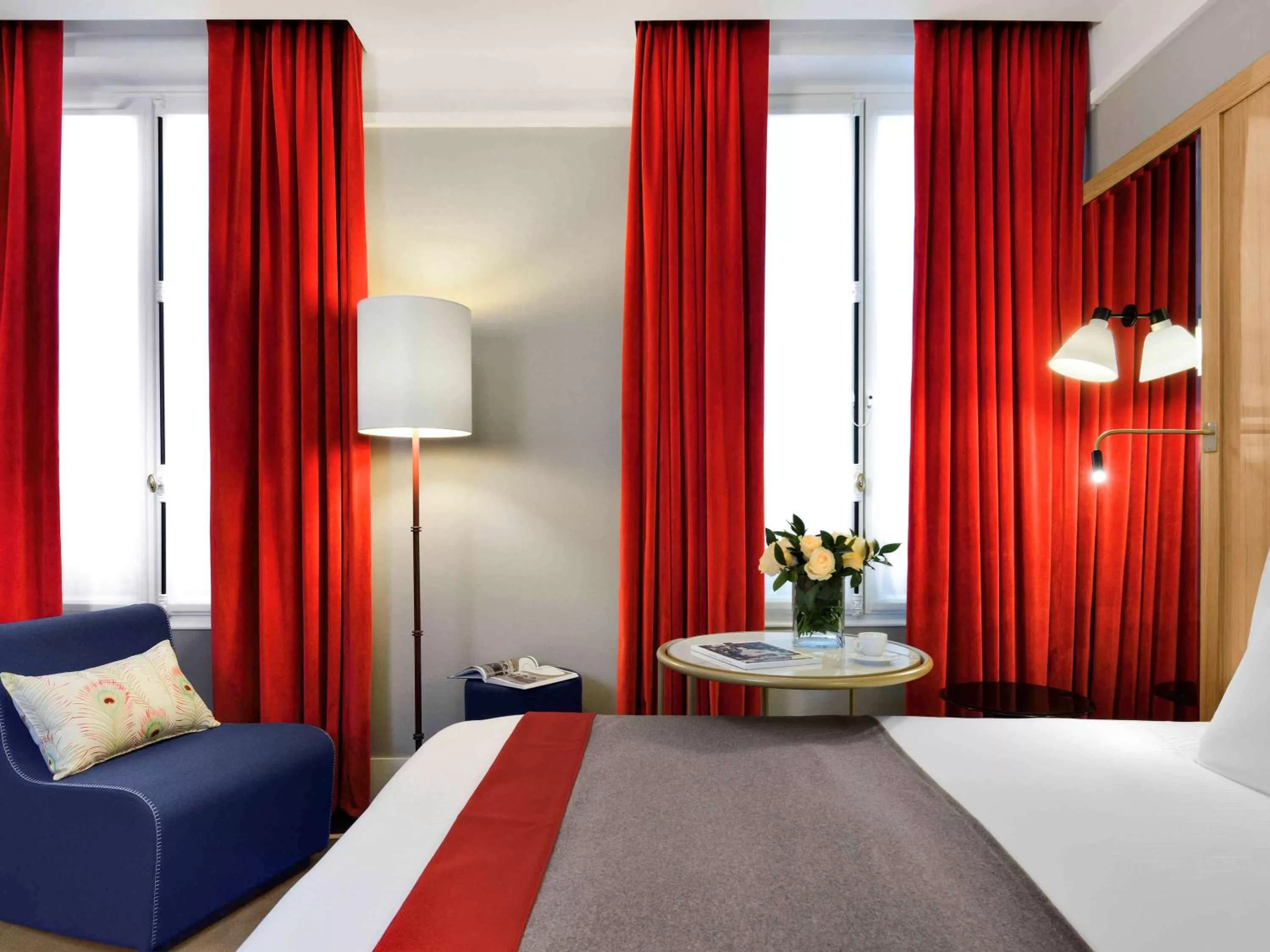 Photo of the whole room, Bed in l'Echiquier Opéra Hotel Paris - MGallery Collection