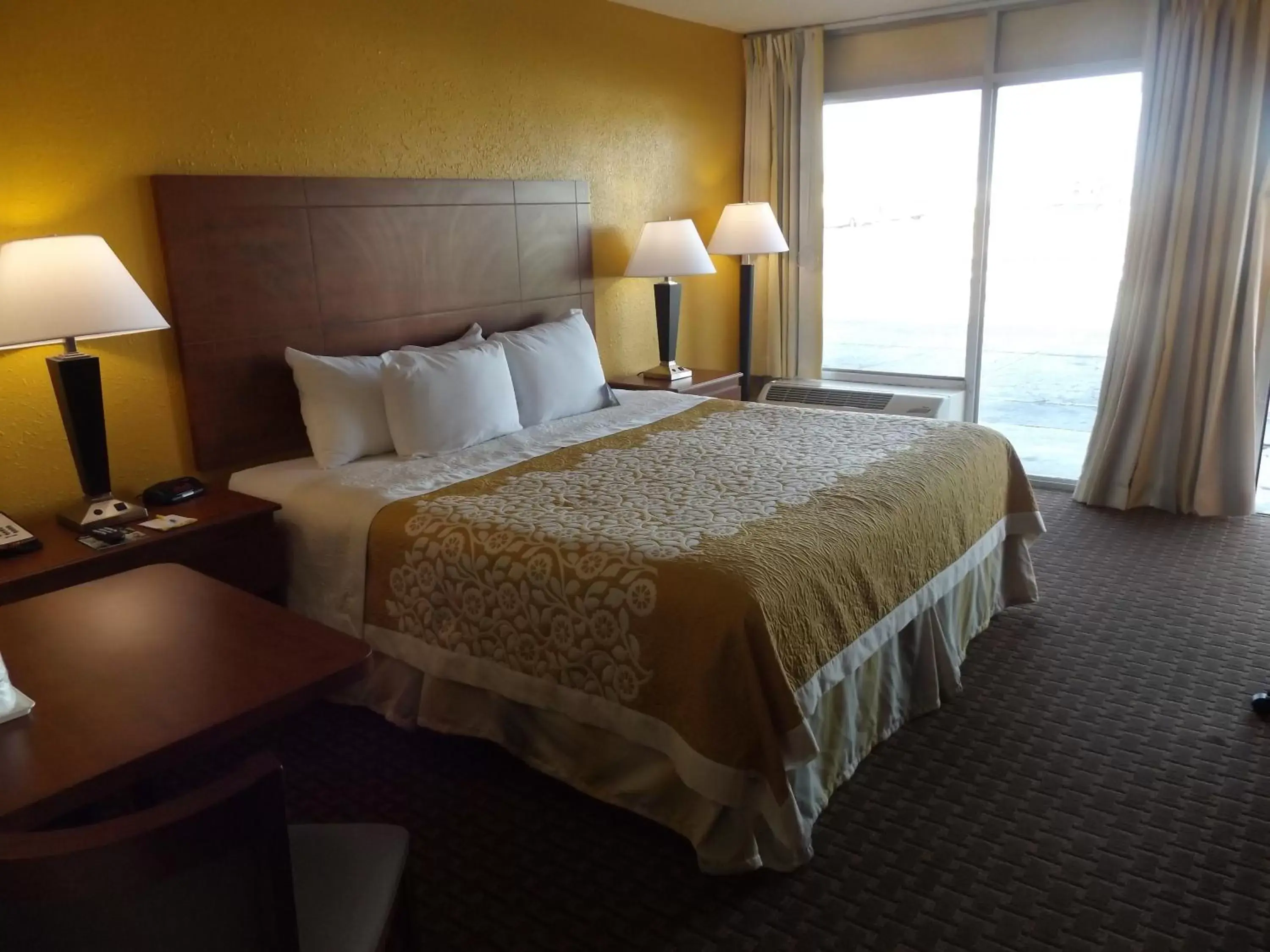 View (from property/room), Bed in Days Inn by Wyndham Wildwood I-75