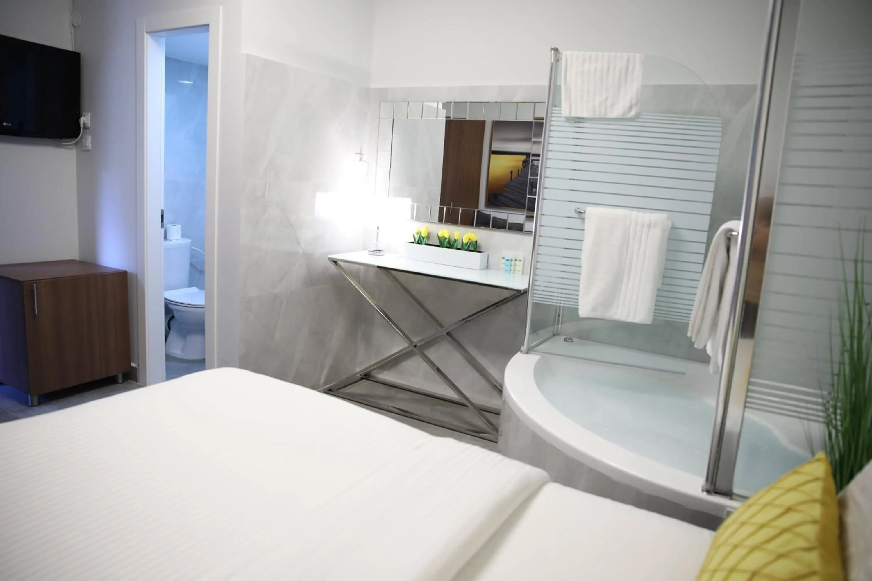 Living room, Bed in Miami Beach Hotel Tel Aviv