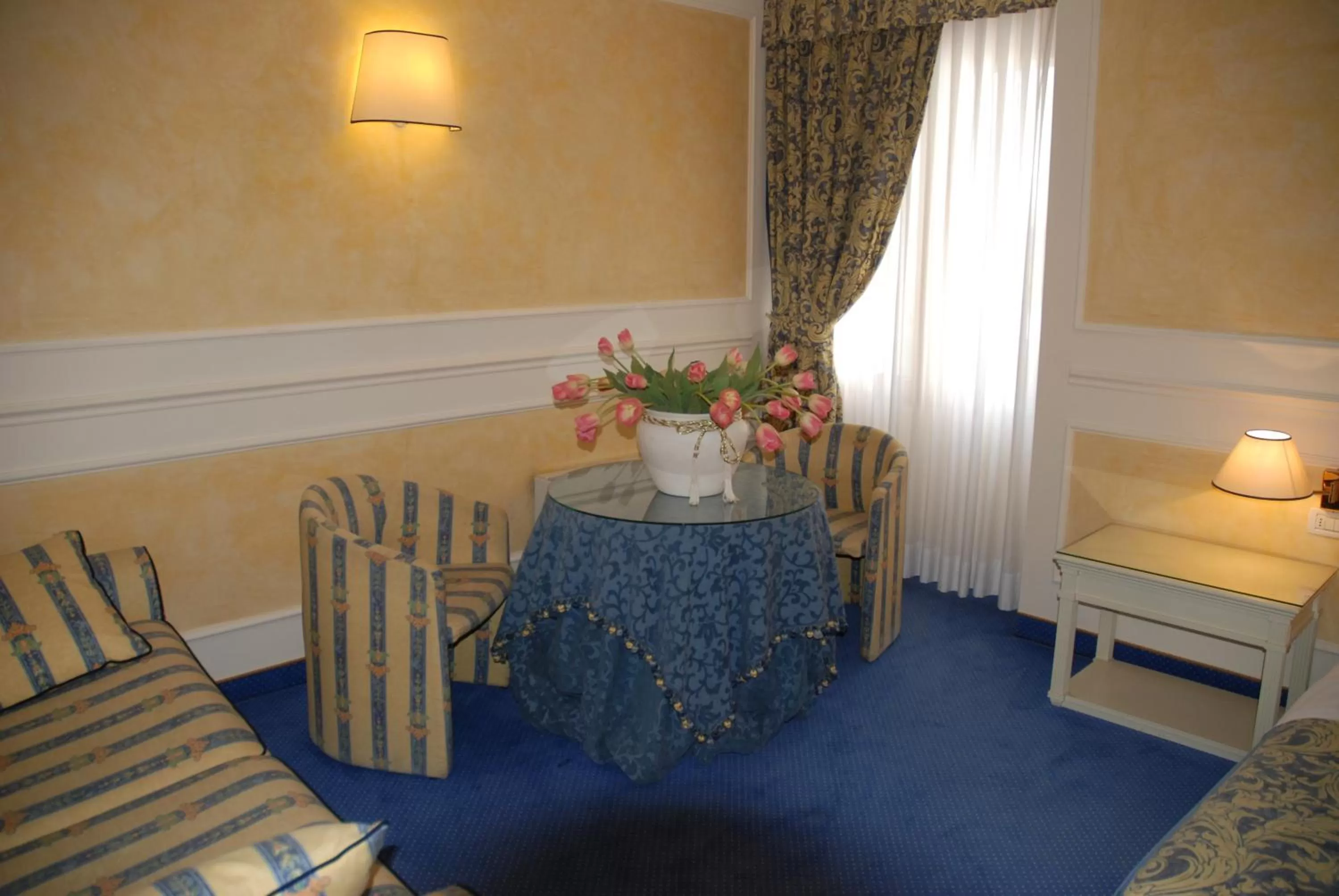 Photo of the whole room in Hotel Continental Brescia