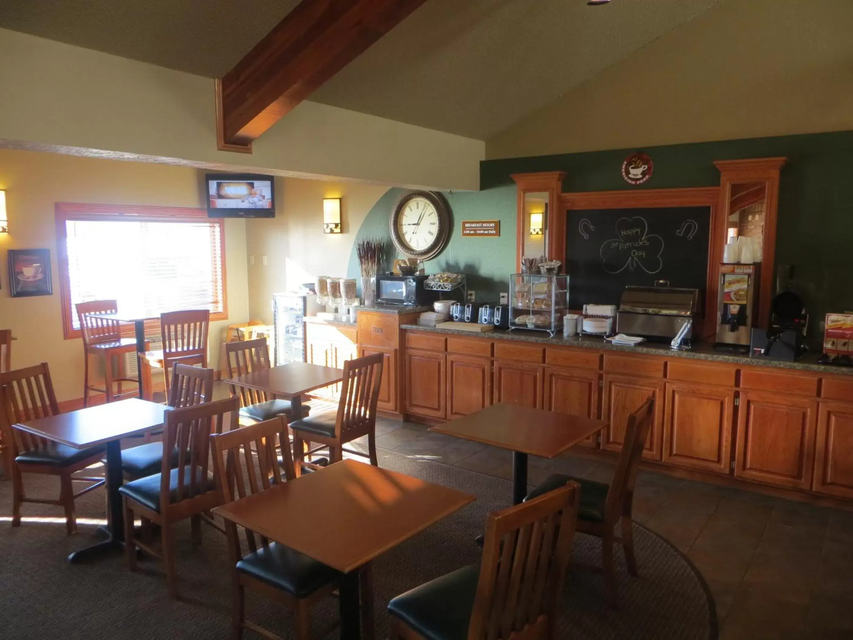 Coffee/tea facilities, Restaurant/Places to Eat in AmericInn by Wyndham Manitowoc