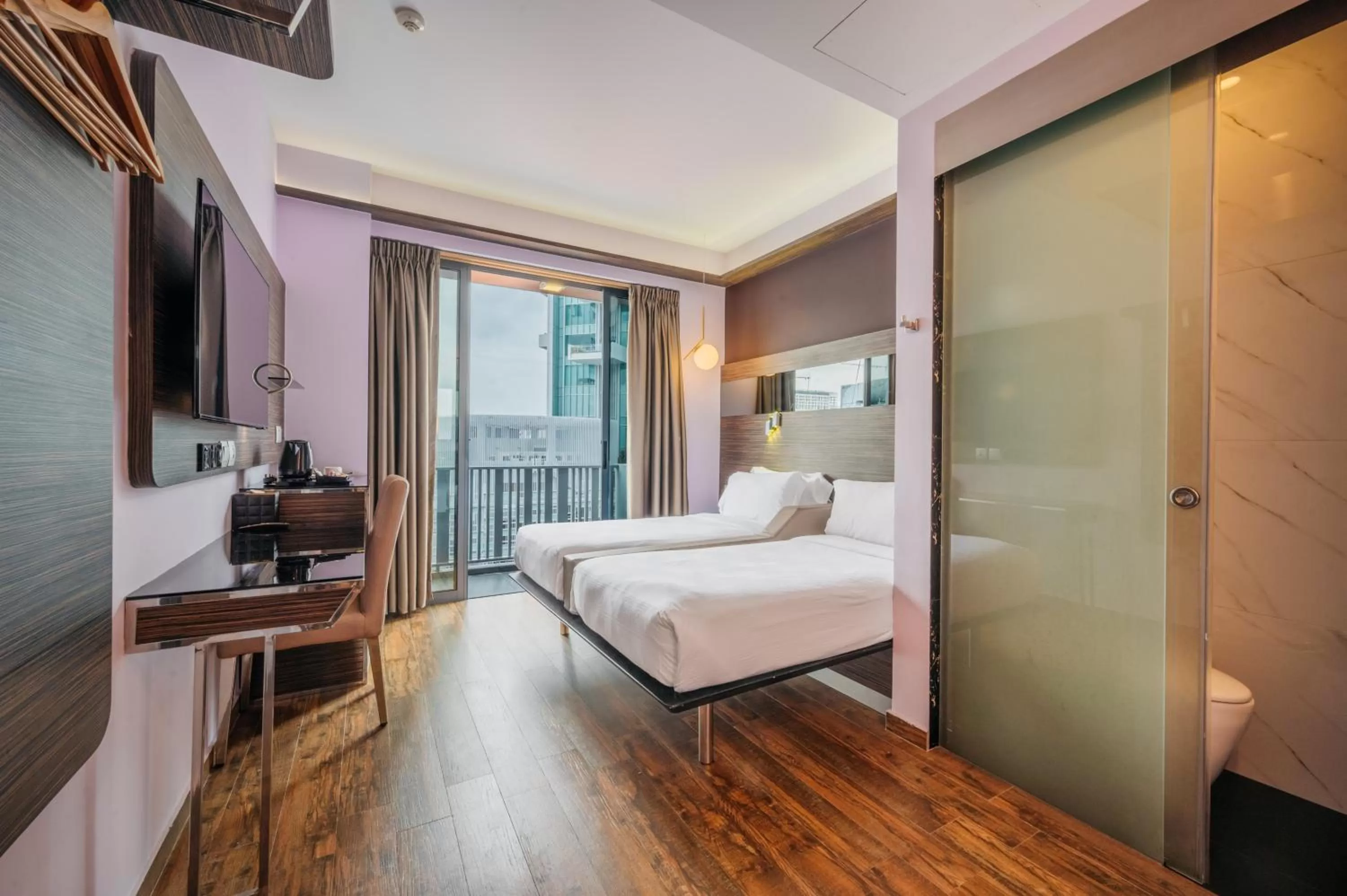 Photo of the whole room, Bed in Mercure Singapore Tyrwhitt