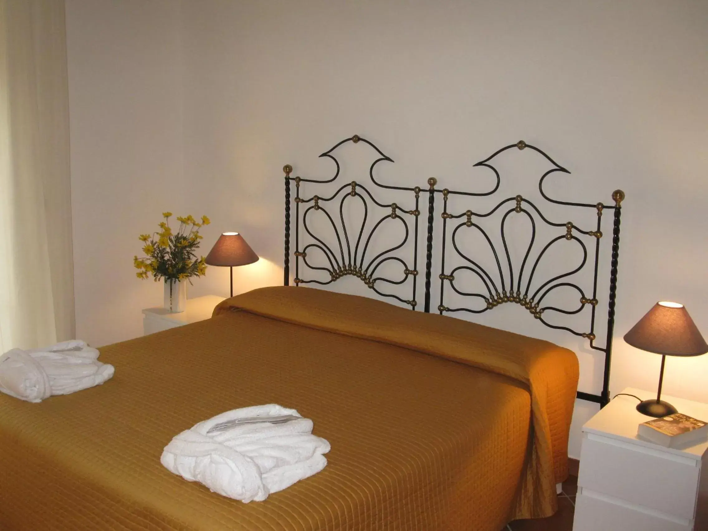 Bedroom, Bed in Torre Archirafi Resort