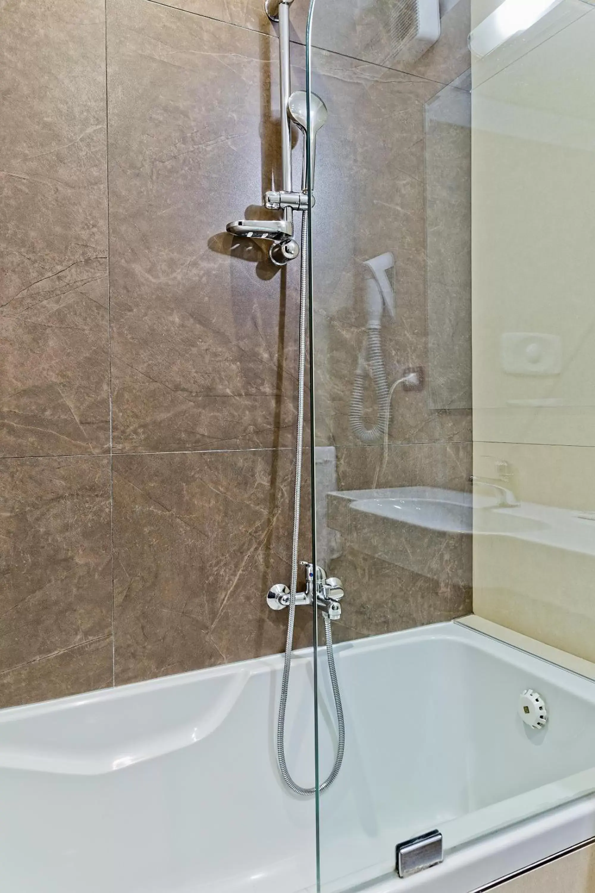 Shower, Bathroom in Mediterranea Hotel & Convention Center