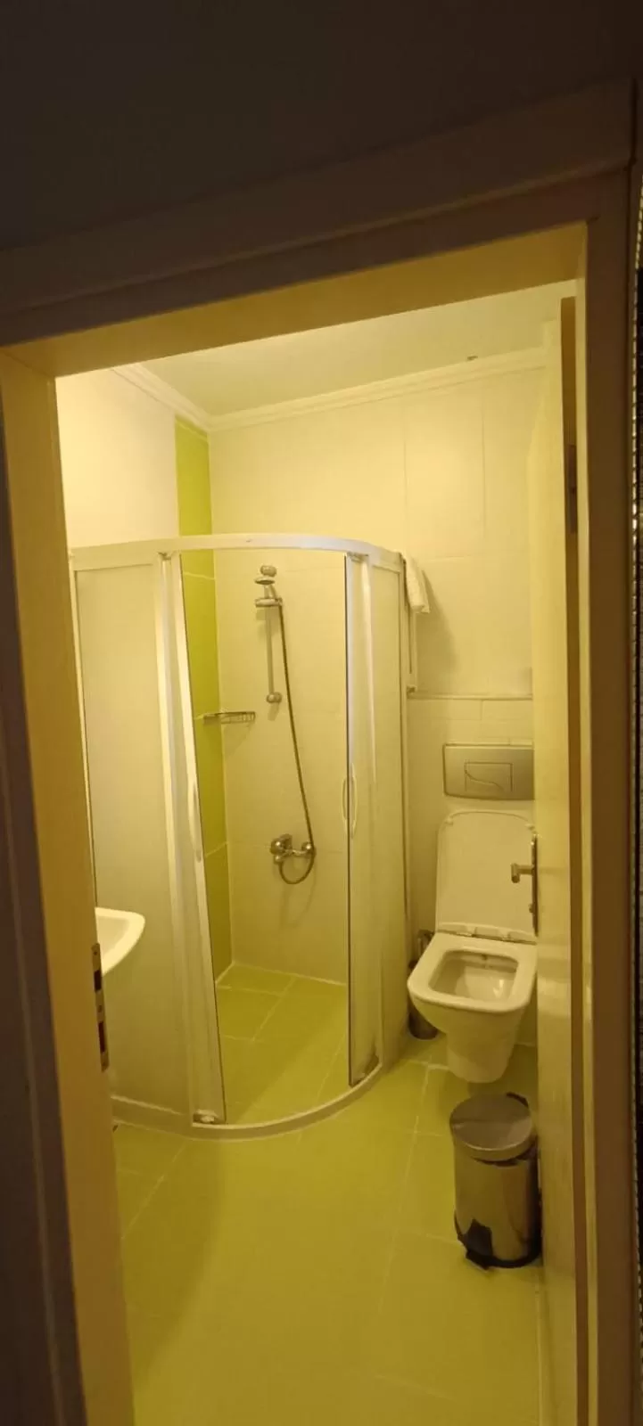 Shower in Hotel Crowded House