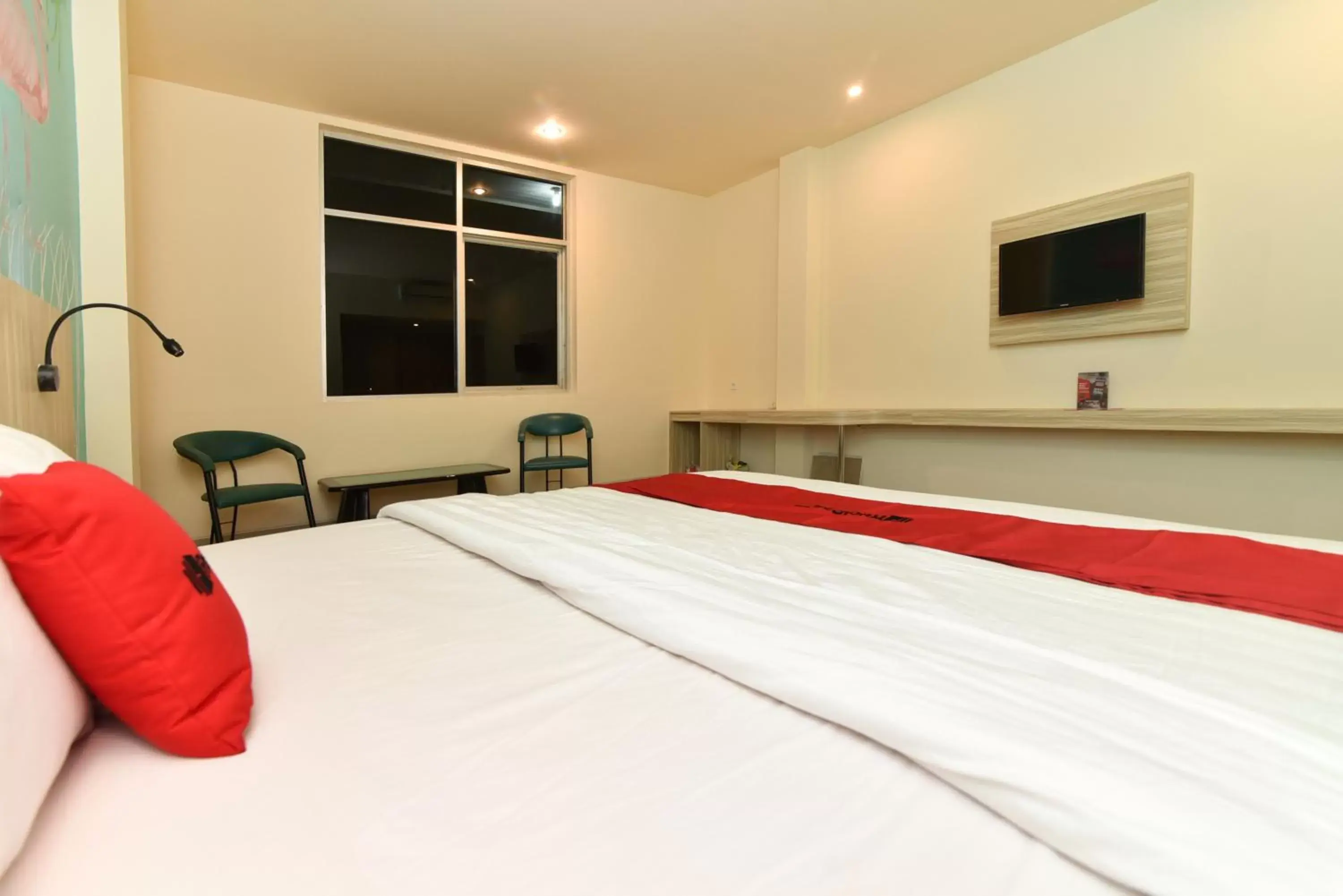 Bedroom, Bed in RedDoorz Plus At Hotel Pantai Timor