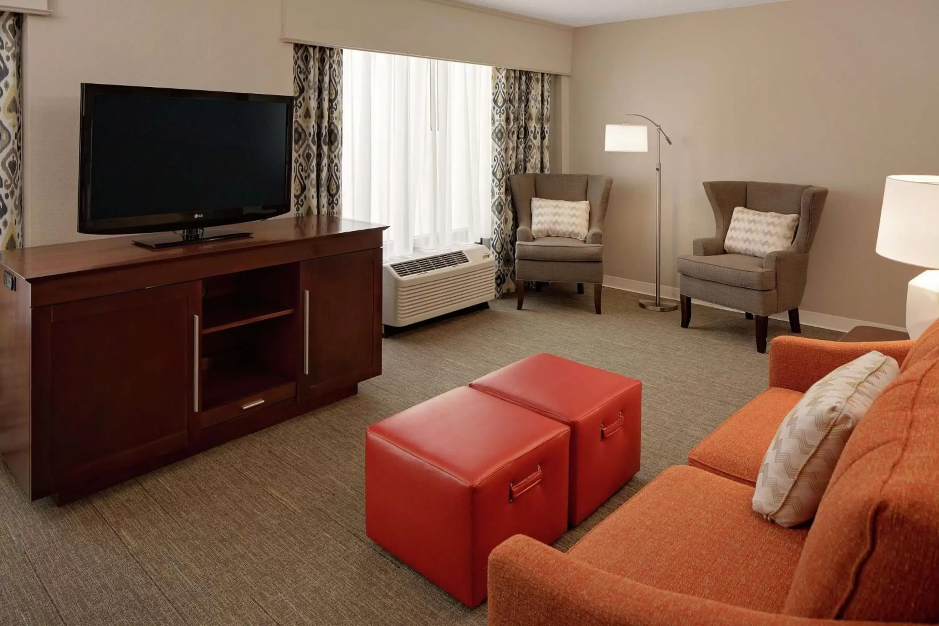 Bed, Seating Area in Hampton Inn Louisville Downtown