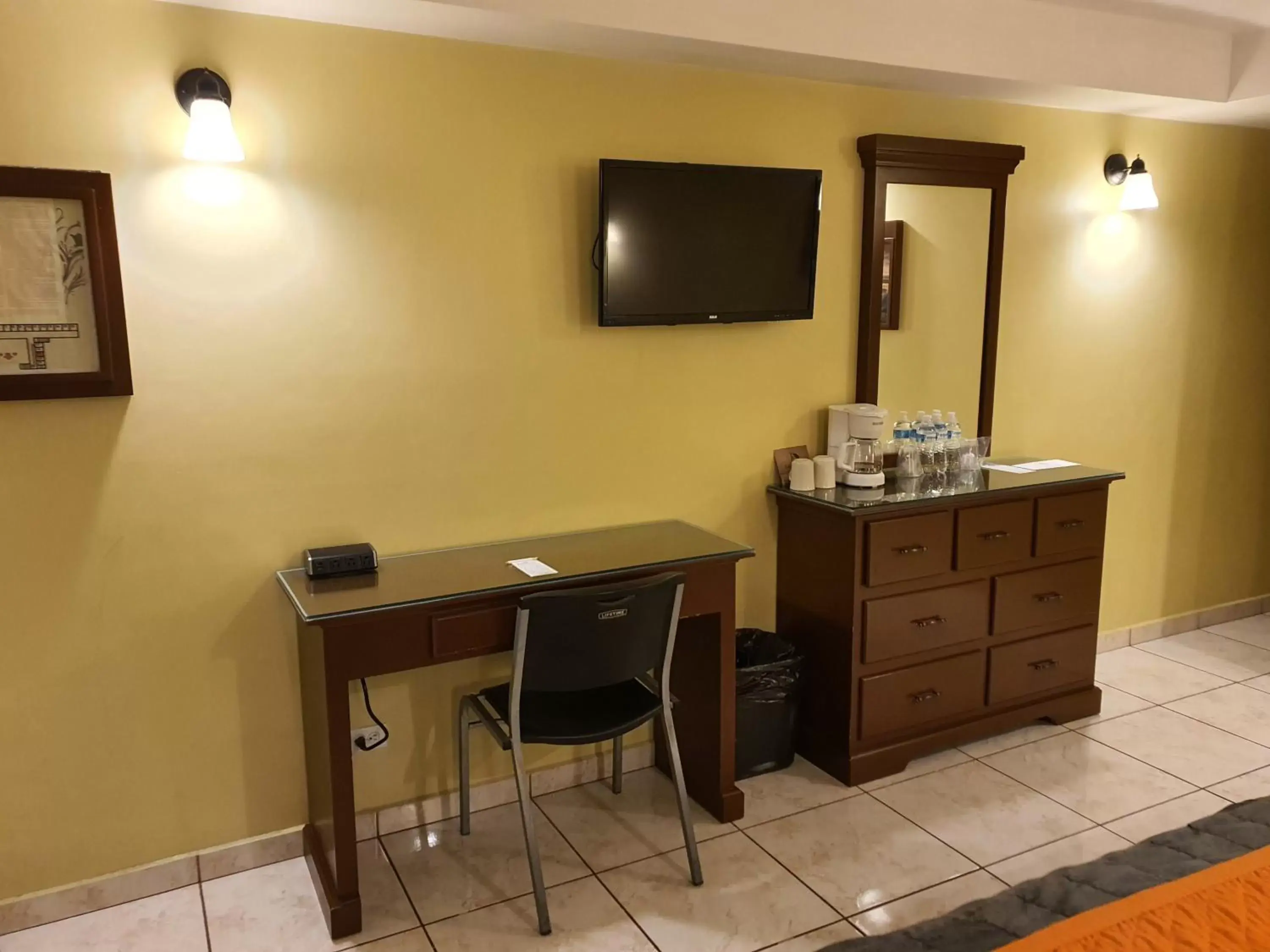 Coffee/tea facilities, TV/Entertainment Center in Hotel Marques de Cima