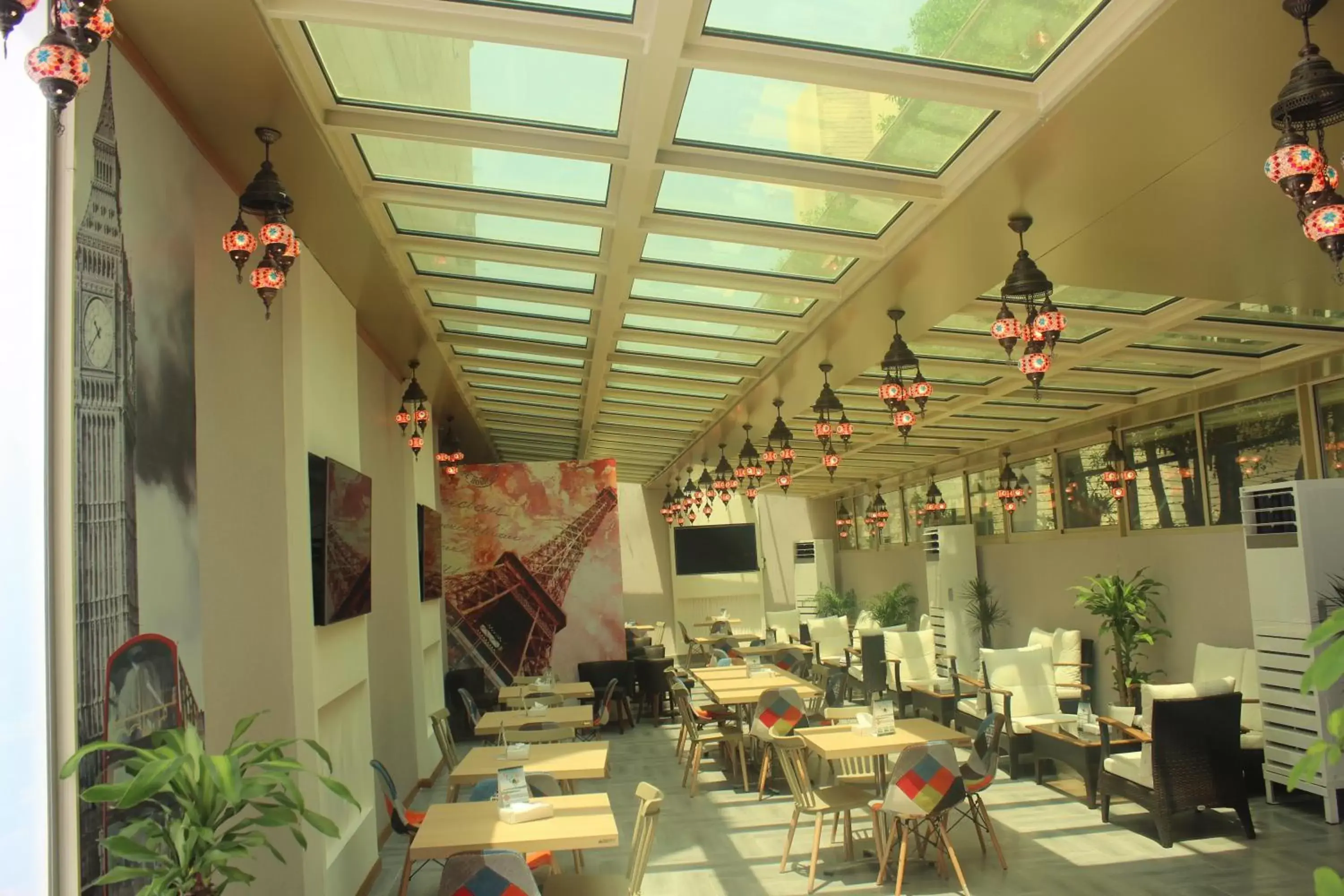 Lounge or bar, Restaurant/Places to Eat in Holiday Inn Al Khobar, an IHG Hotel