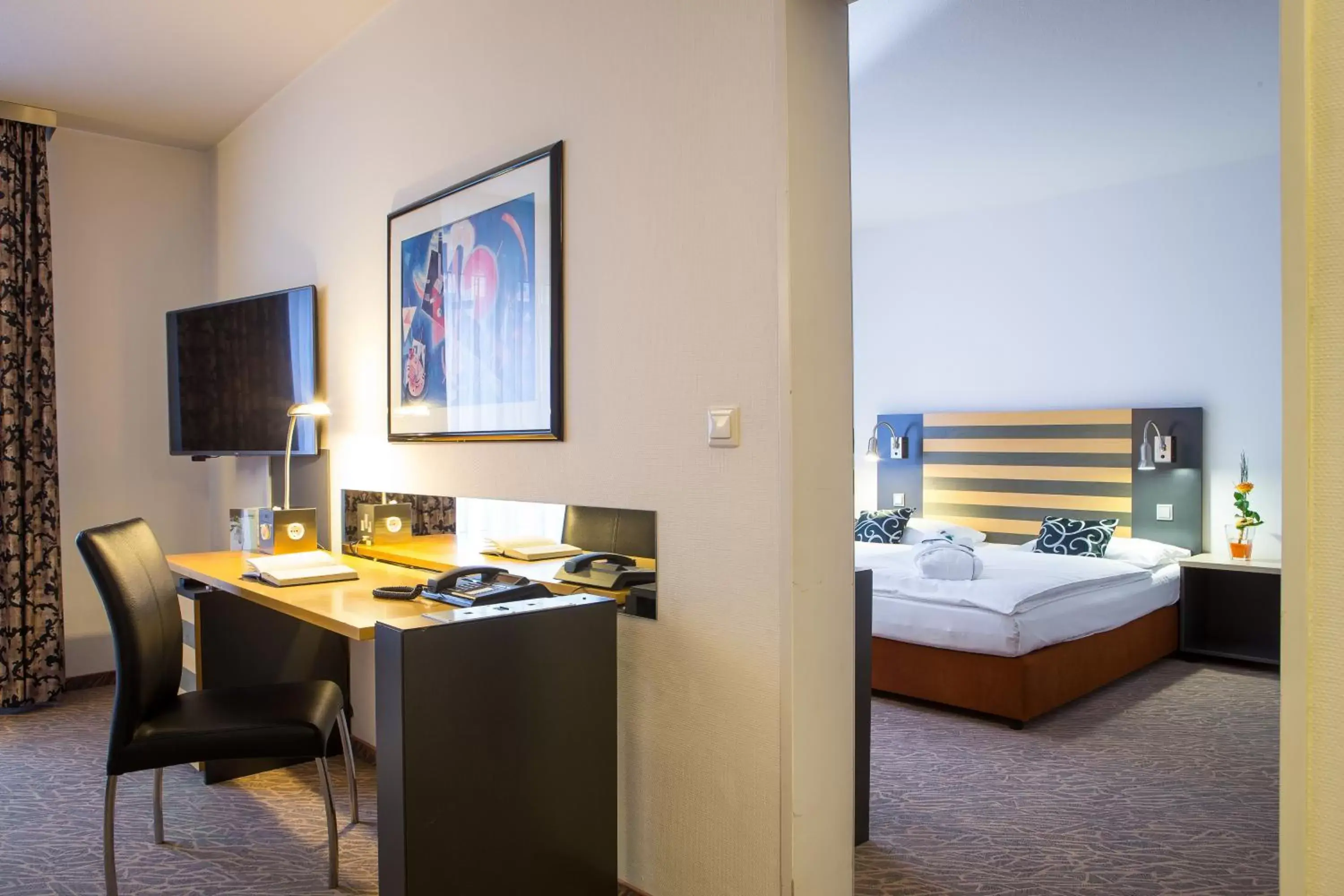 Bedroom, TV/Entertainment Center in Lindner Hotel Frankfurt Hochst, part of JdV by Hyatt