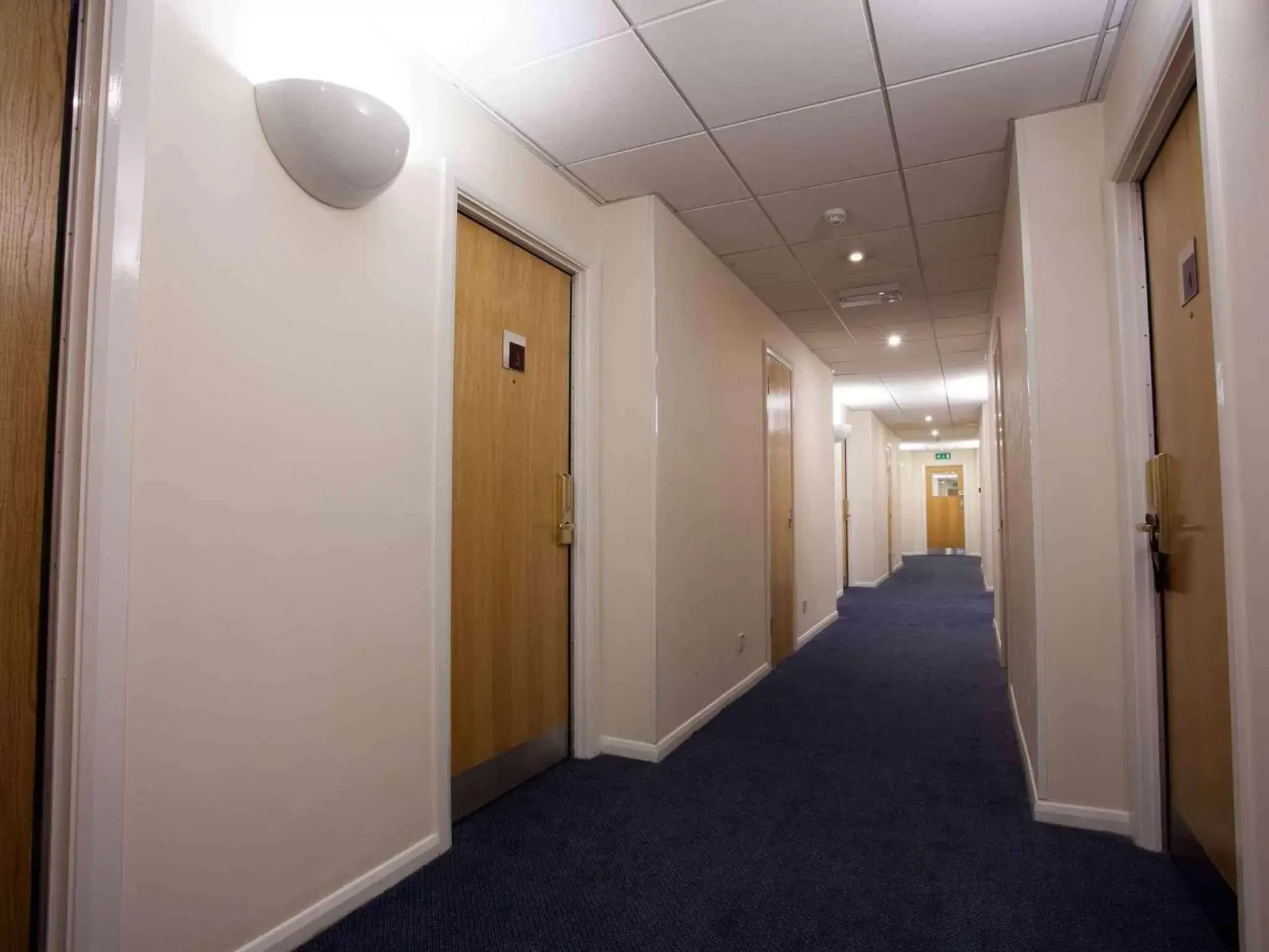 Photo of the whole room in ibis Cardiff Gate - International Business Park