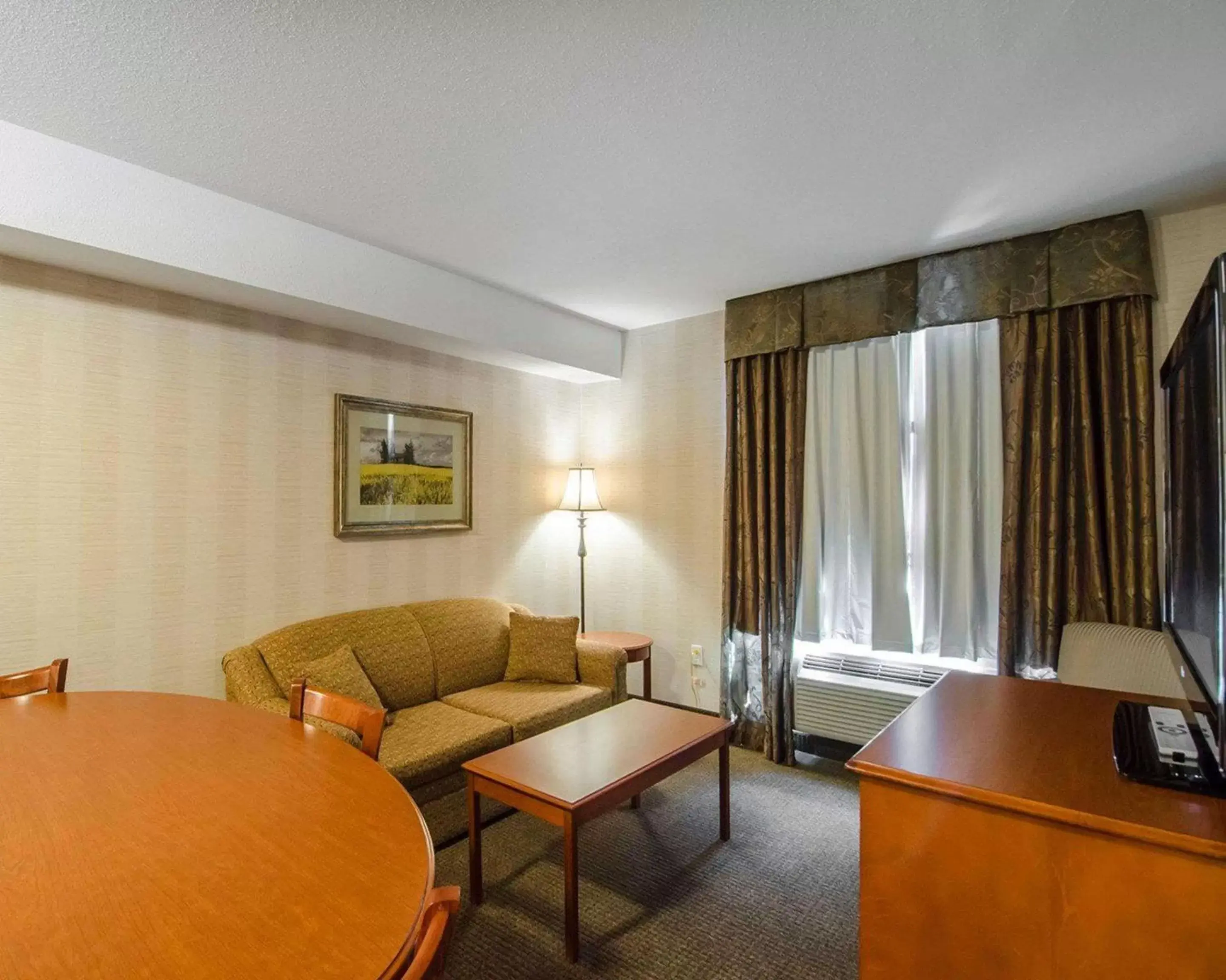 Photo of the whole room, Seating Area in Quality Inn & Suites Grand Prairie