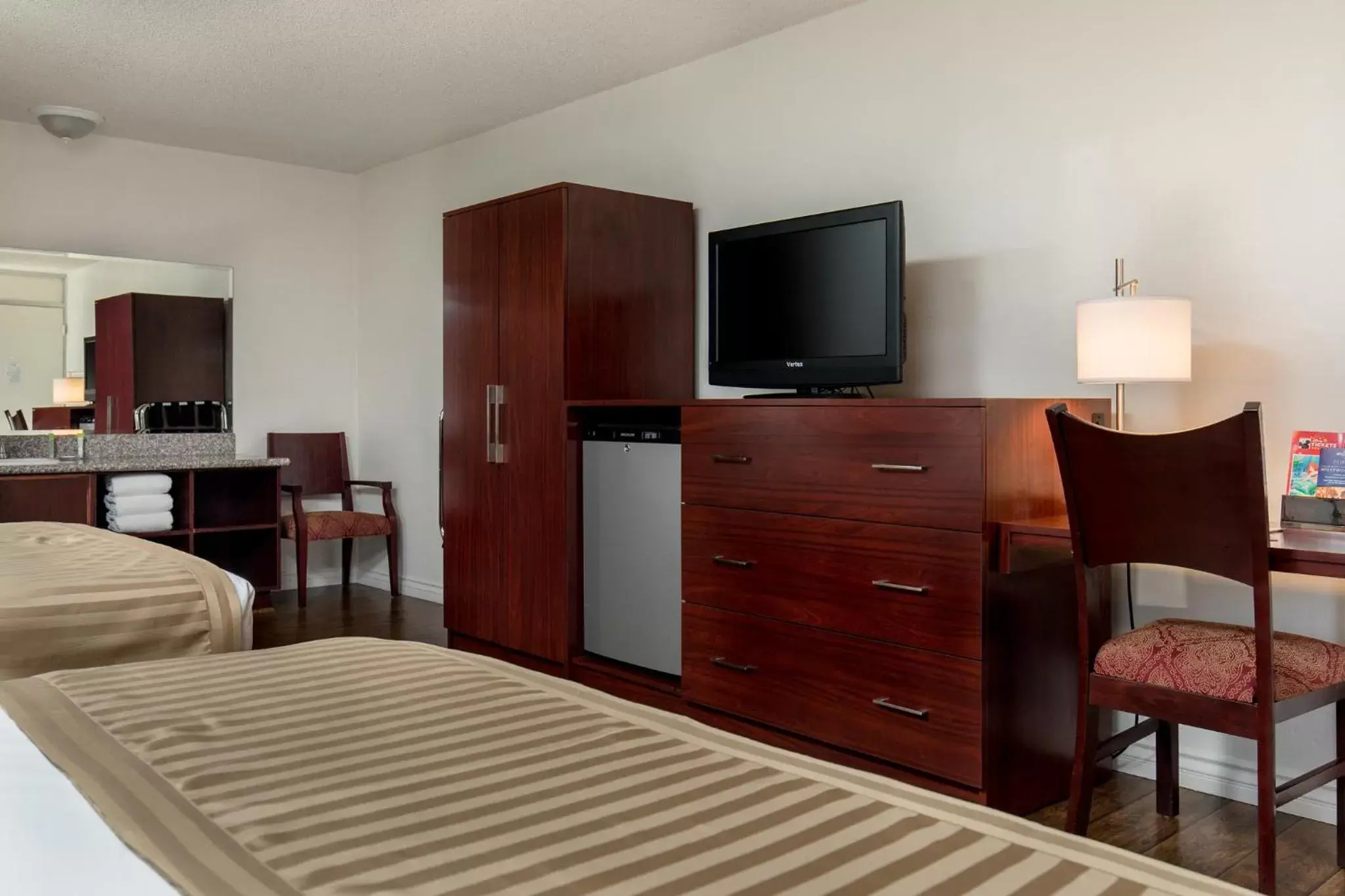 TV and multimedia, Bed in Kings Inn Anaheim at The Park & Convention Center