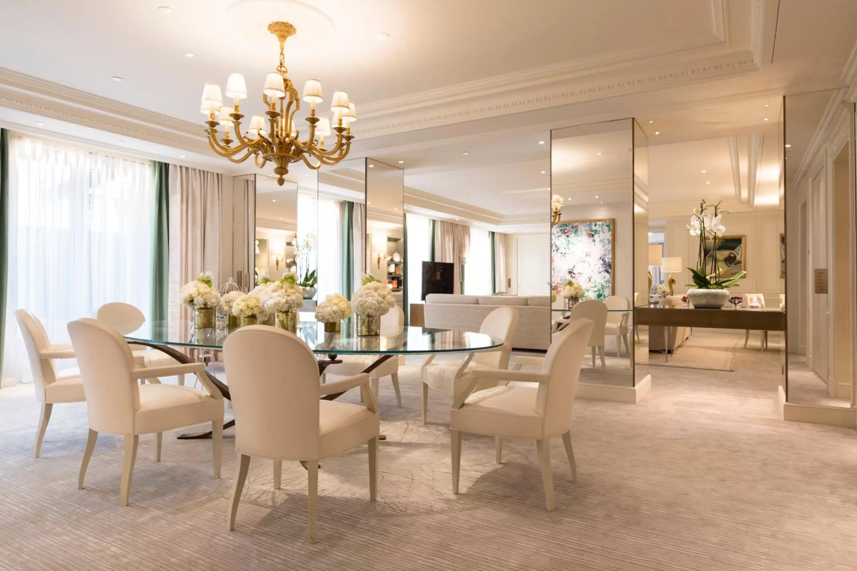 Living room, Restaurant/Places to Eat in Four Seasons Hotel George V Paris