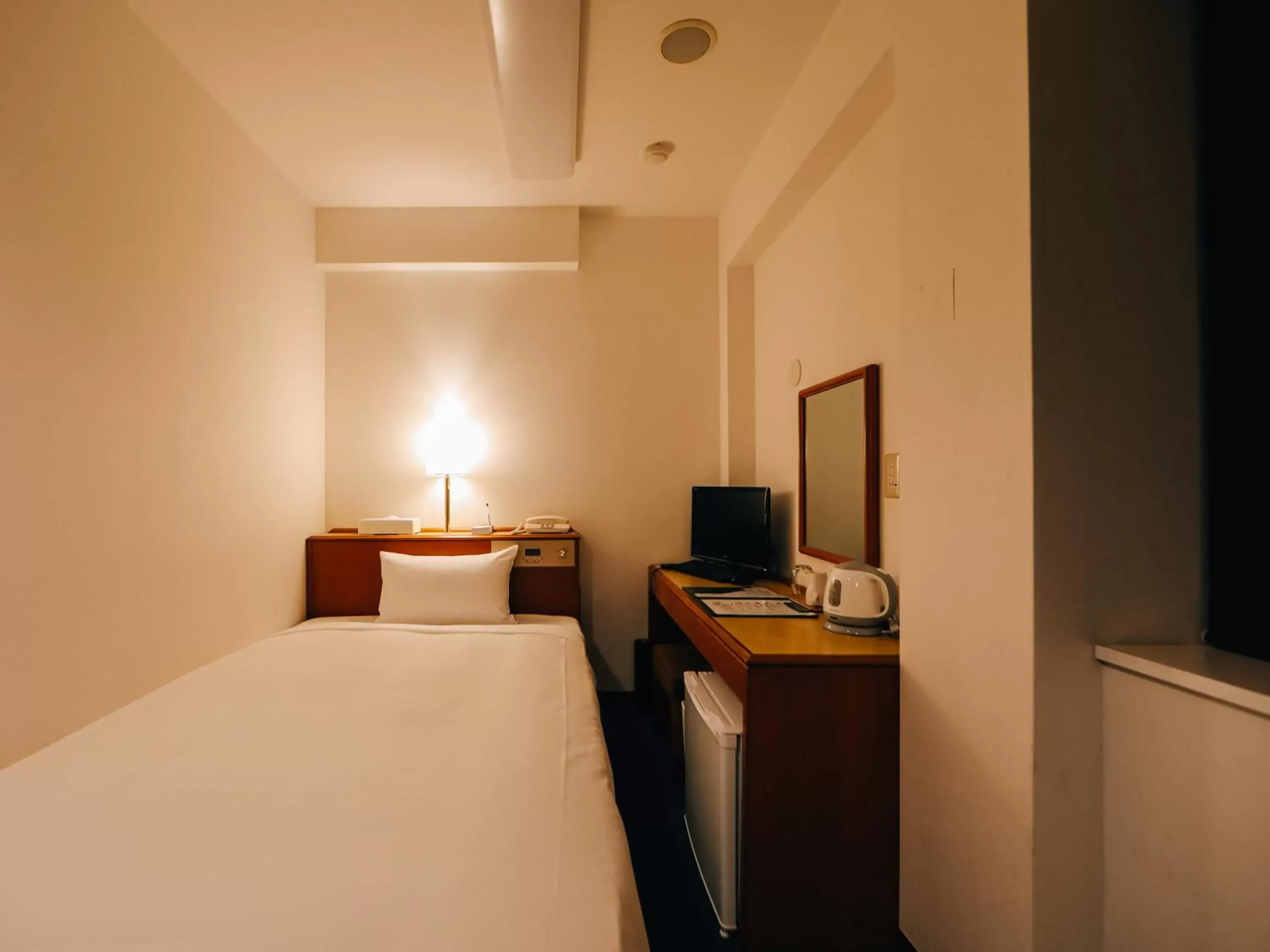 Photo of the whole room, Bed in 3s HOTEL HIRATSUKA Photo of the whole room, Bed in 3s HOTEL HIRATSUKA