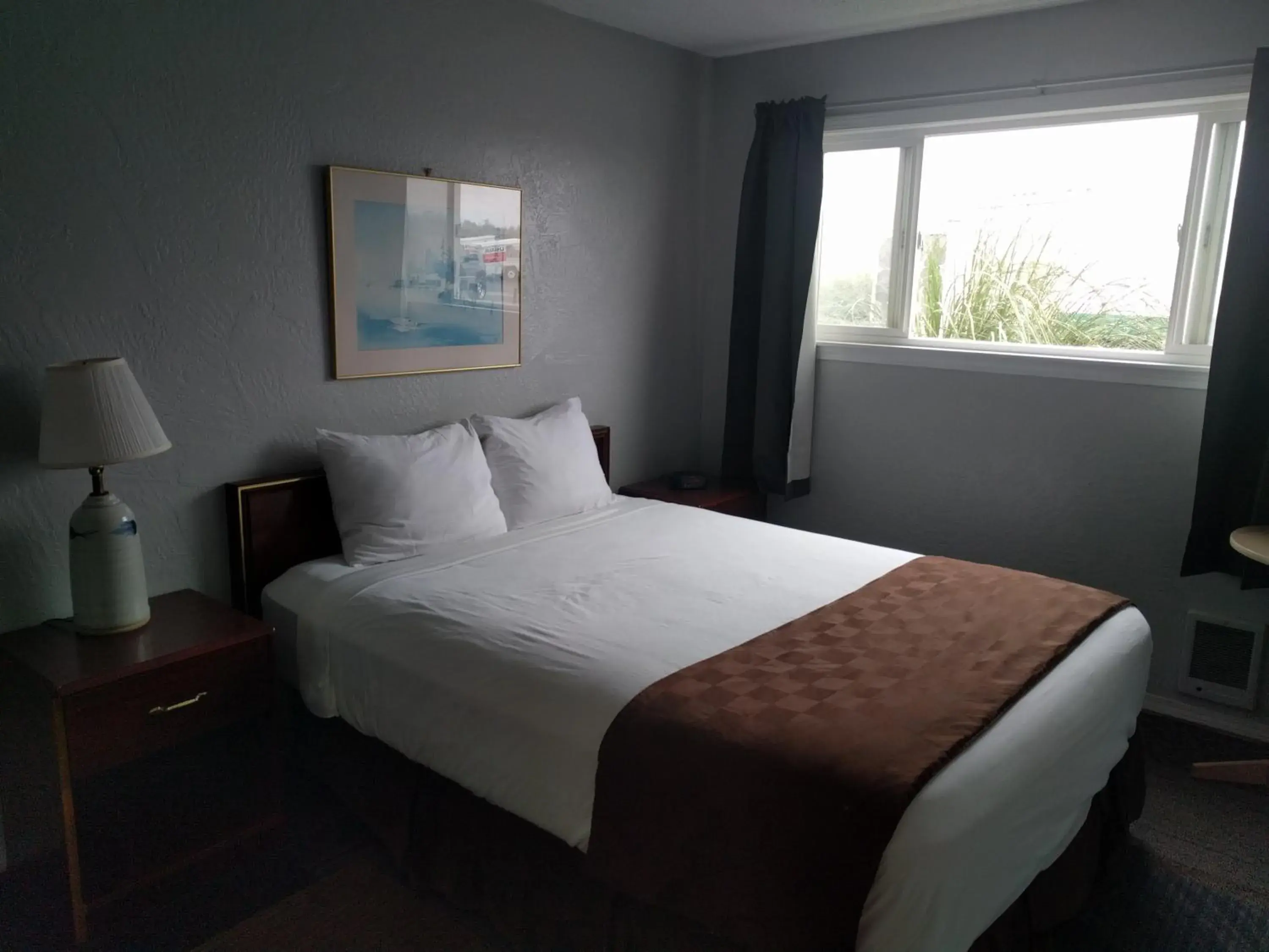 Bed in Ocean Shores Inn & Suites