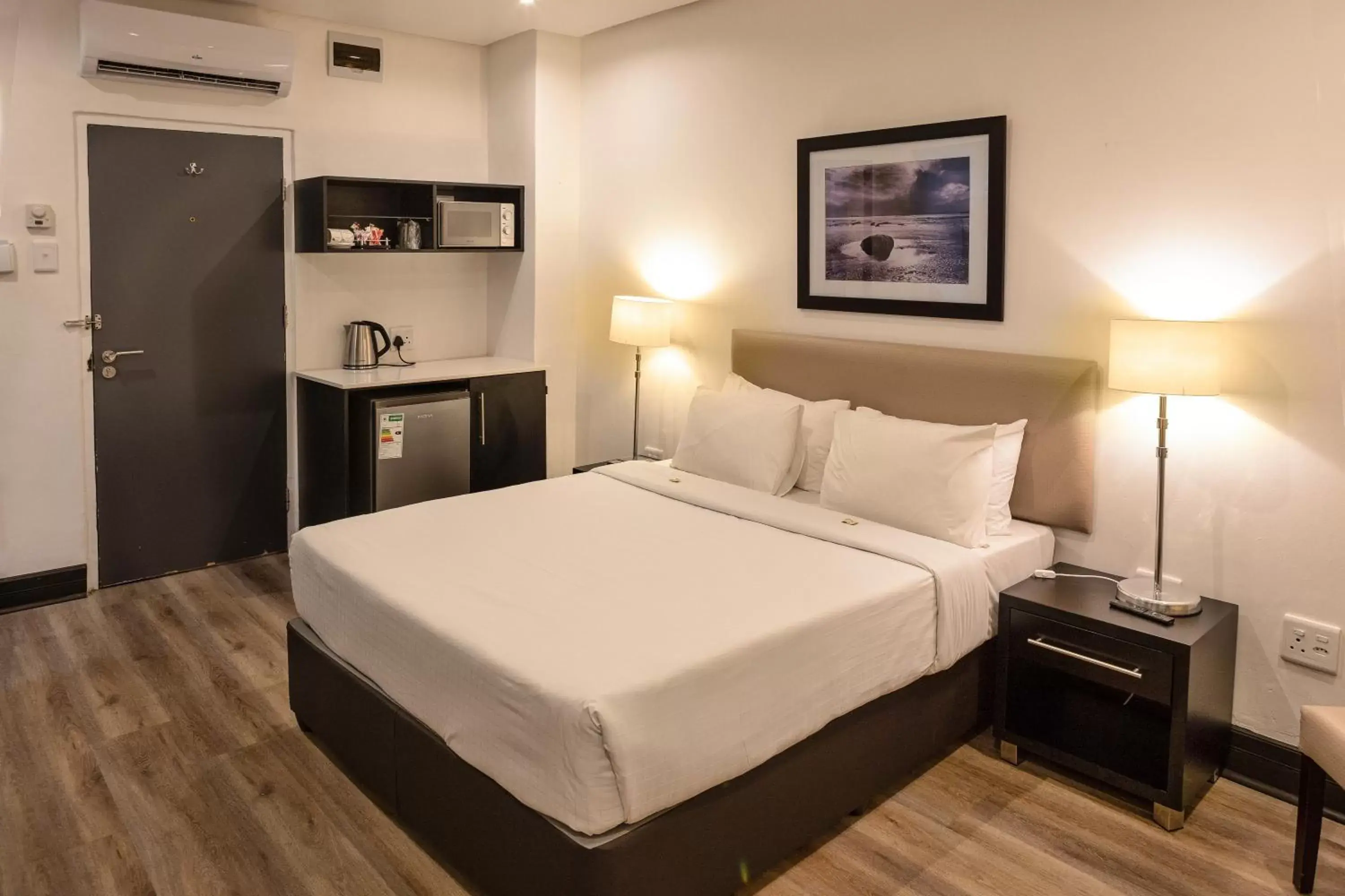 Bedroom, Bed in Parade Hotel