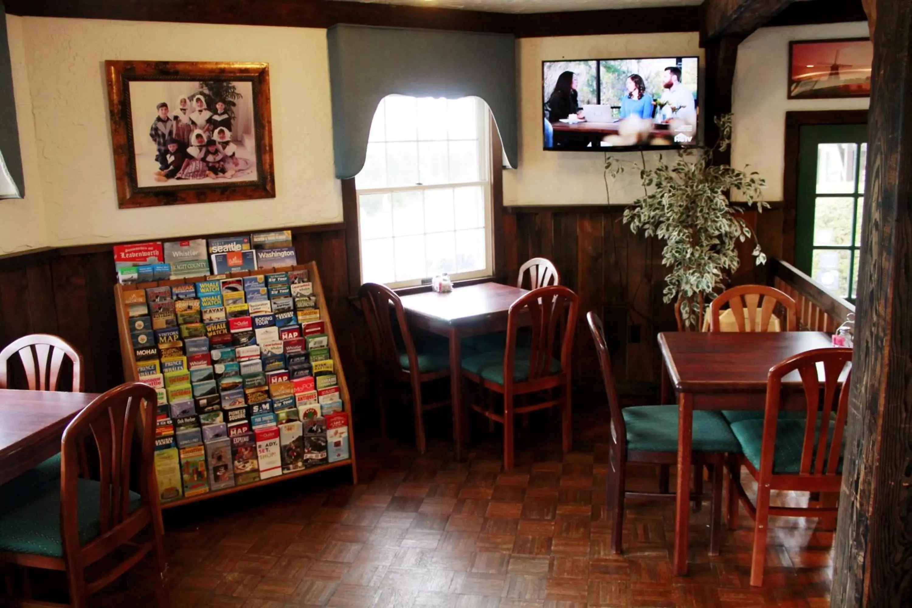 Communal lounge/ TV room, Restaurant/Places to Eat in Auld Holland Inn