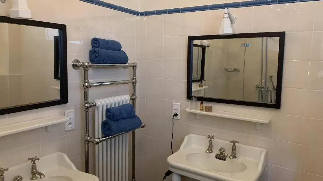 Bathroom in Chambres d'Hôtes Manoir de Beaumarchais