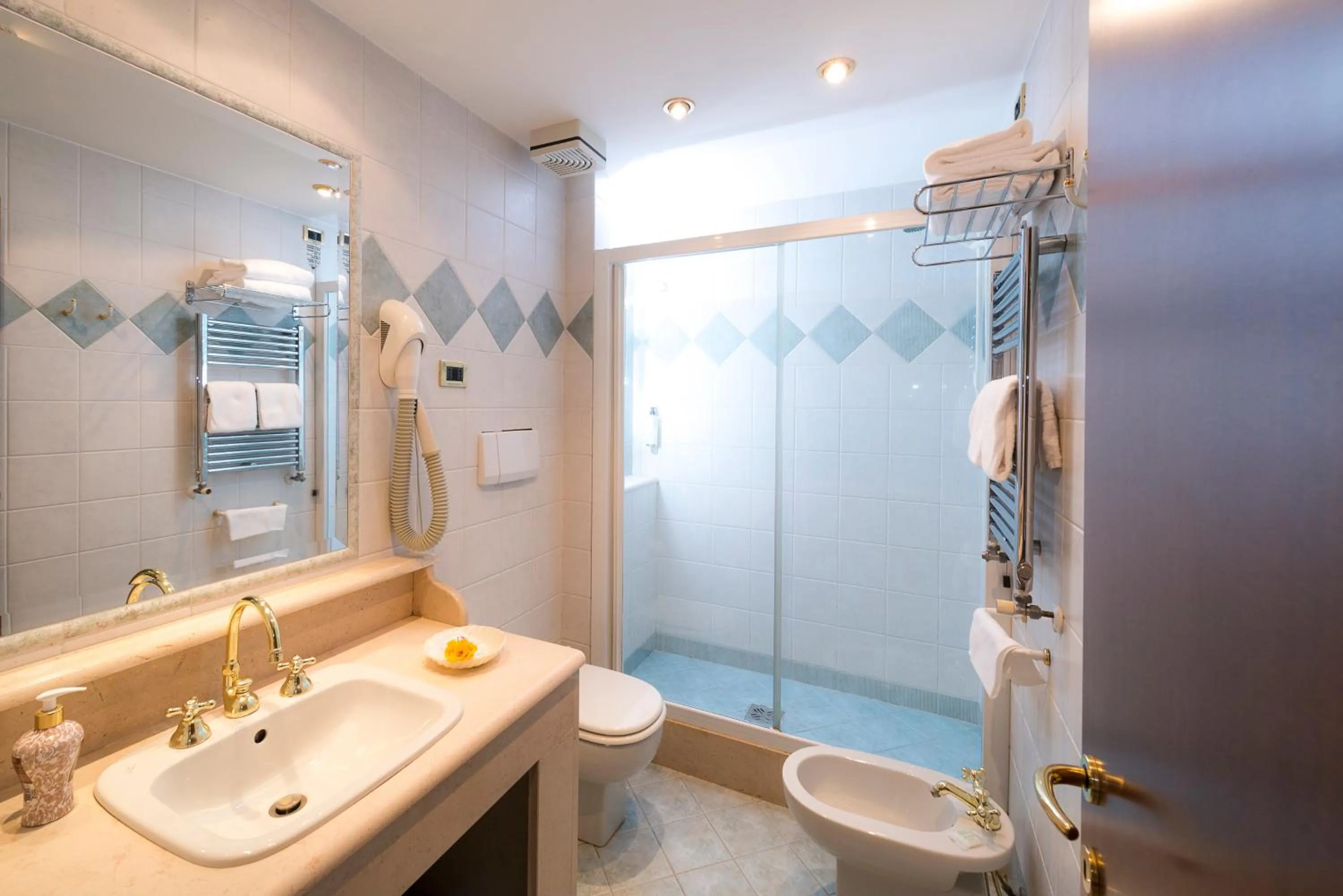 Shower in Relais Leon d'Oro