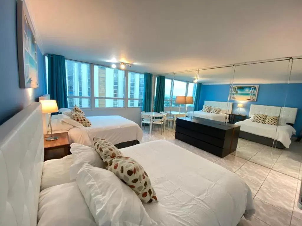 Bay View Studio, 2 Queen Beds in SeaStays Apartments