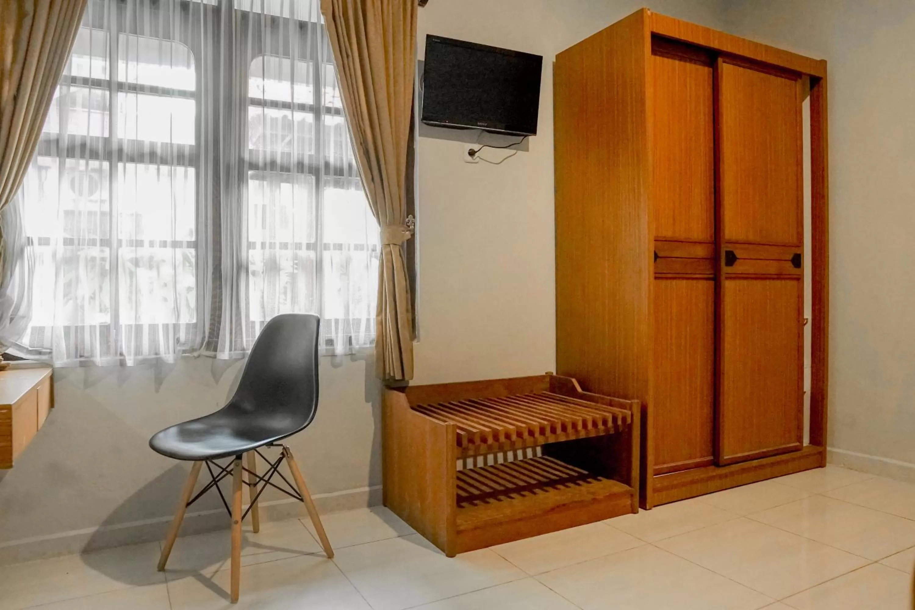 TV and multimedia in Airlangga Hotel