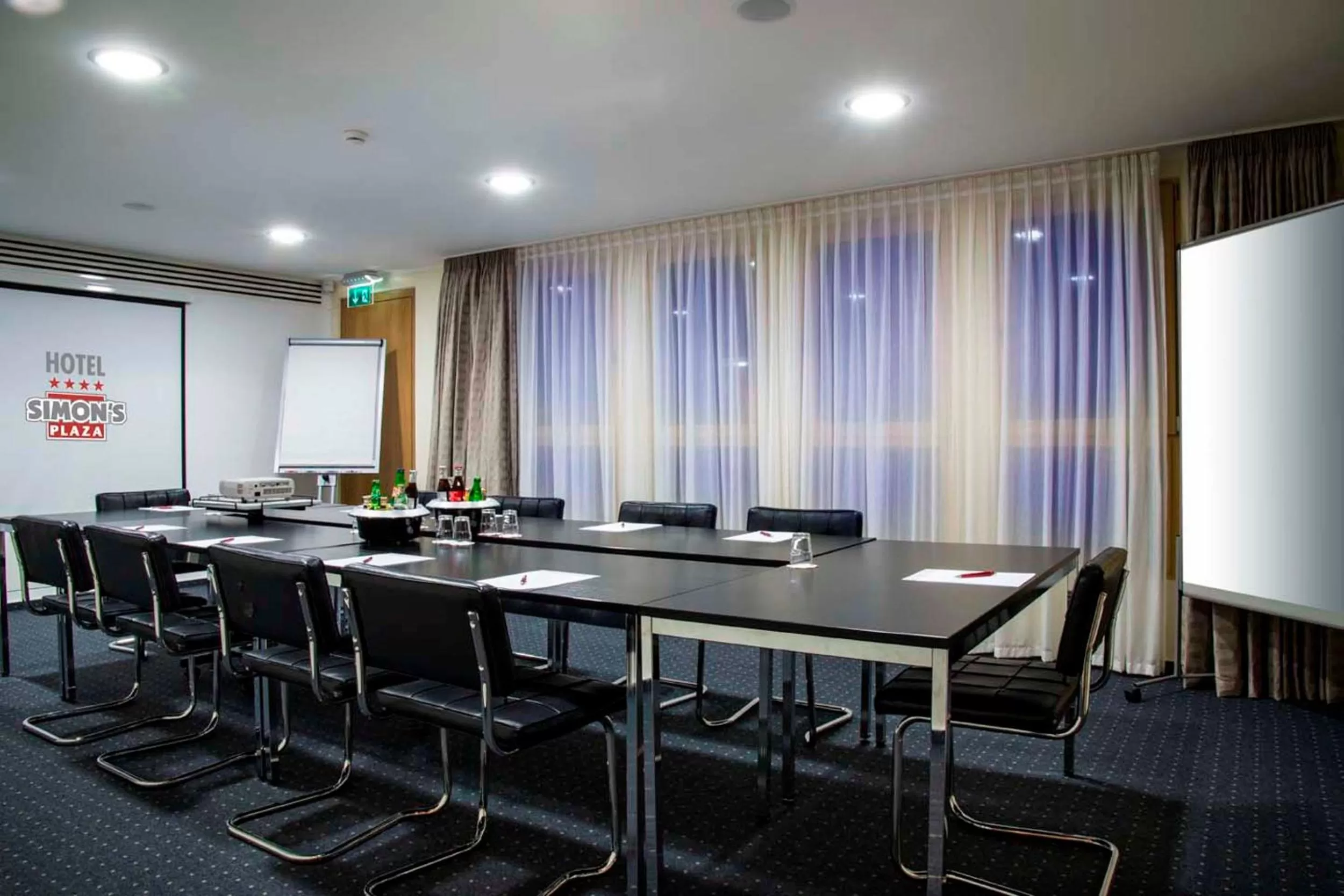 Business facilities in Hotel Simon's Plaza