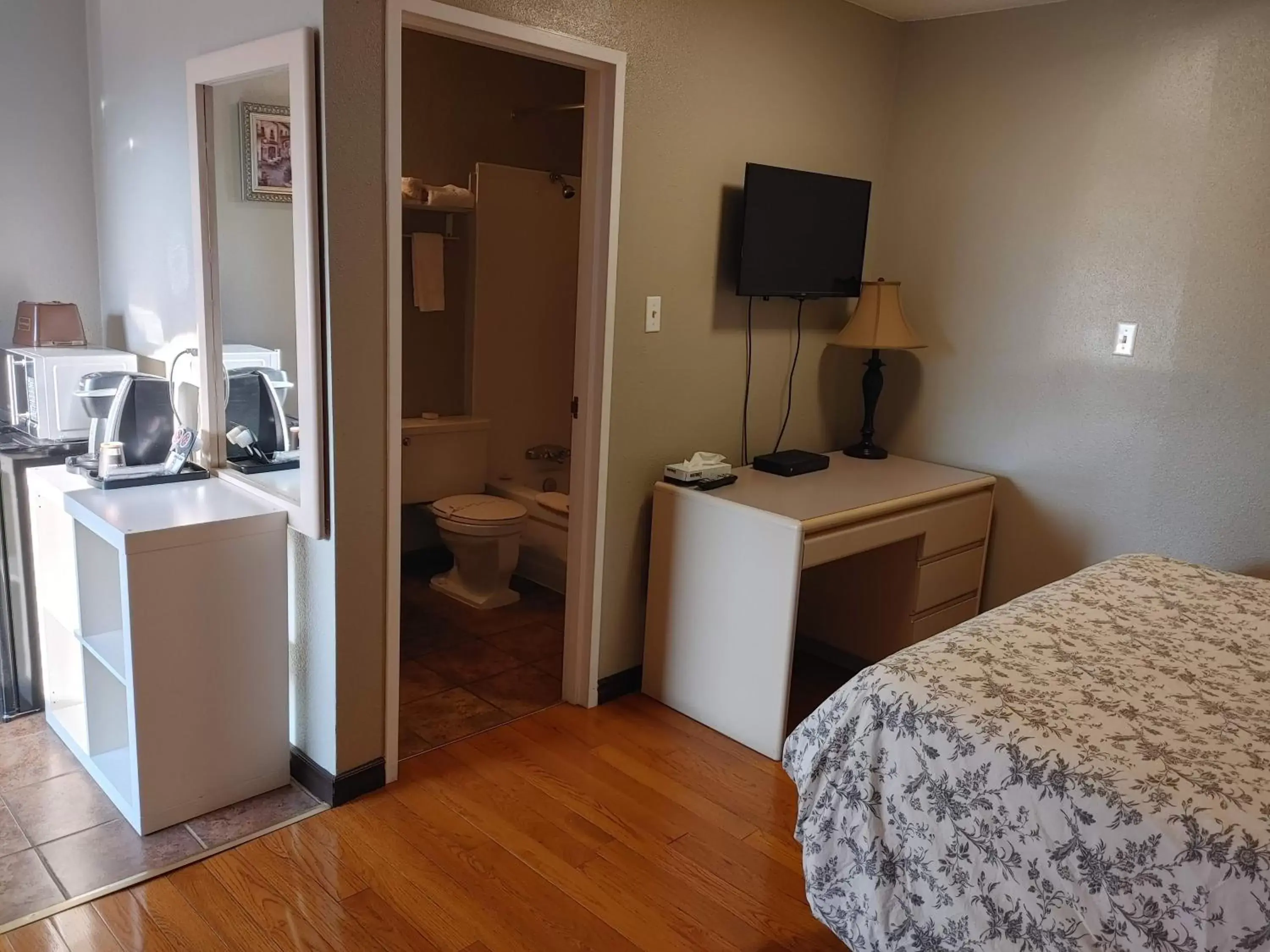 Toilet, TV/Entertainment Center in Magnuson Hotel Creston