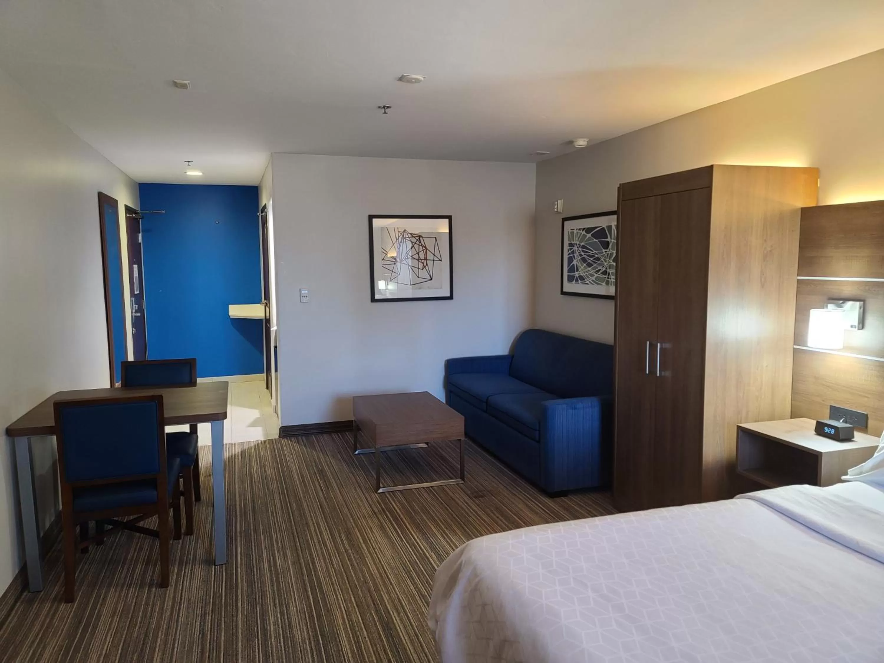 Photo of the whole room, Bed in Holiday Inn Express & Suites Woodland Hills by IHG