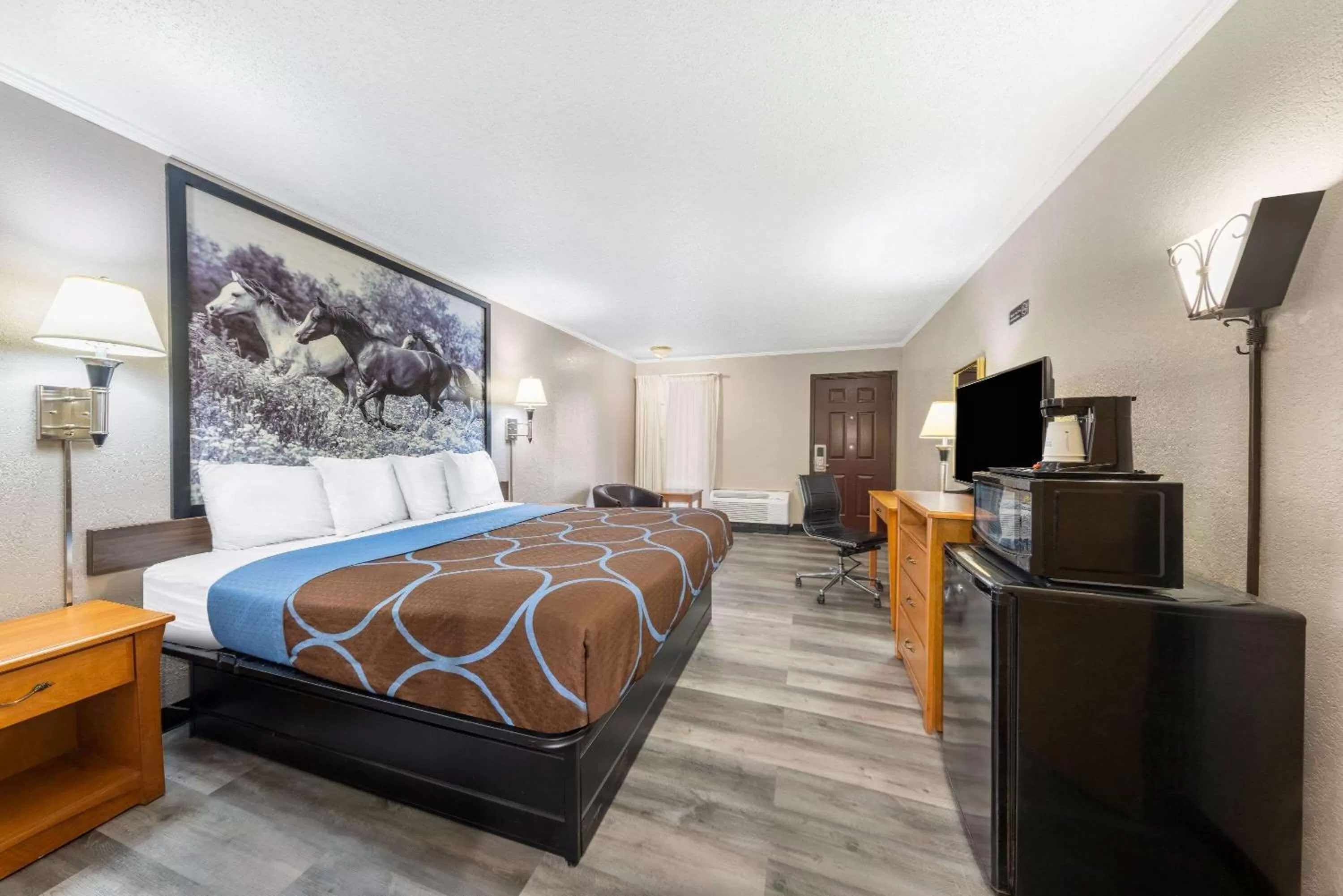 Bedroom, Bed in Super 8 by Wyndham Kansas City Airport North