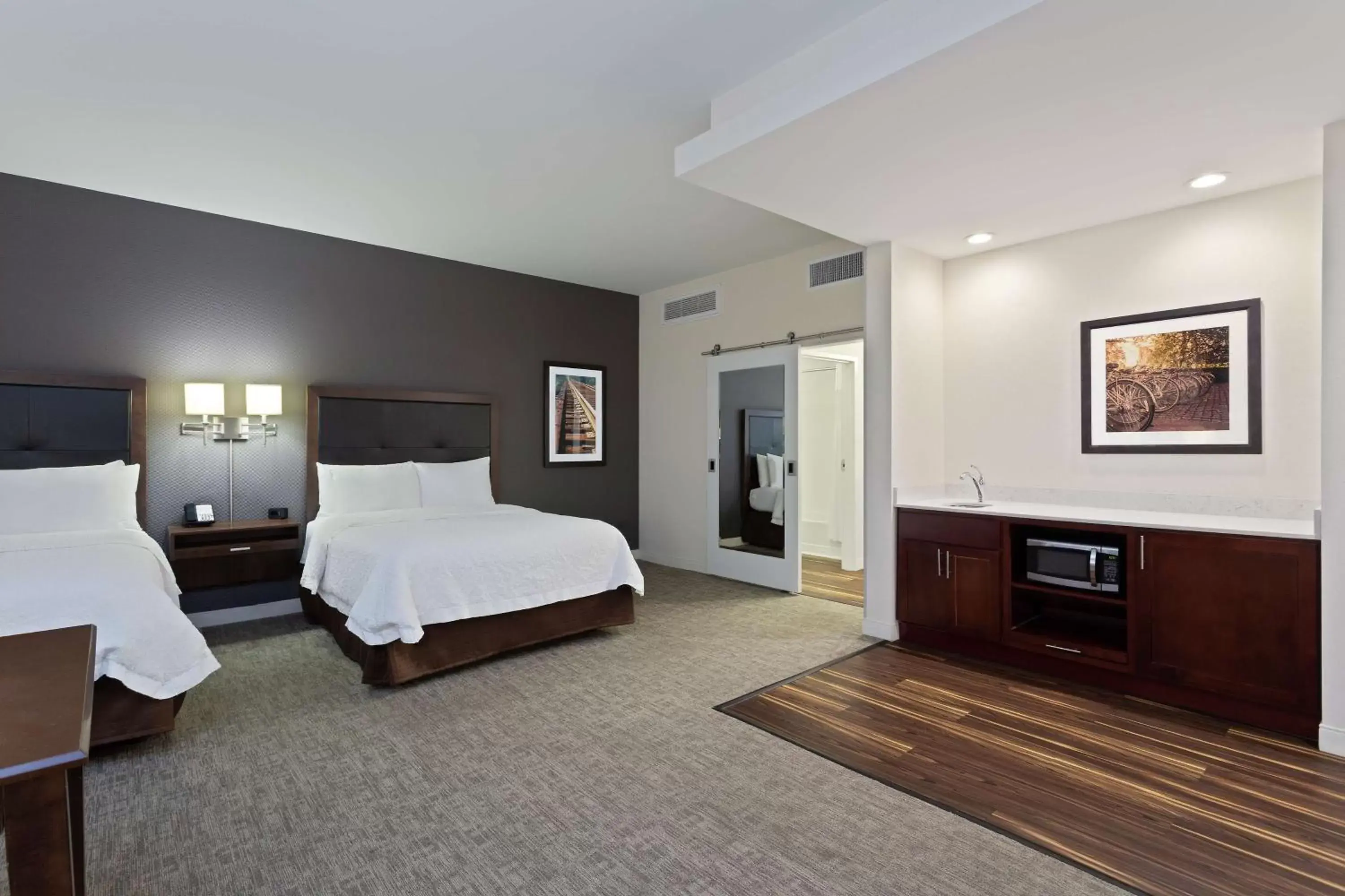 Photo of the whole room, Bed in Hampton Inn & Suites - Richmond - Downtown, VA