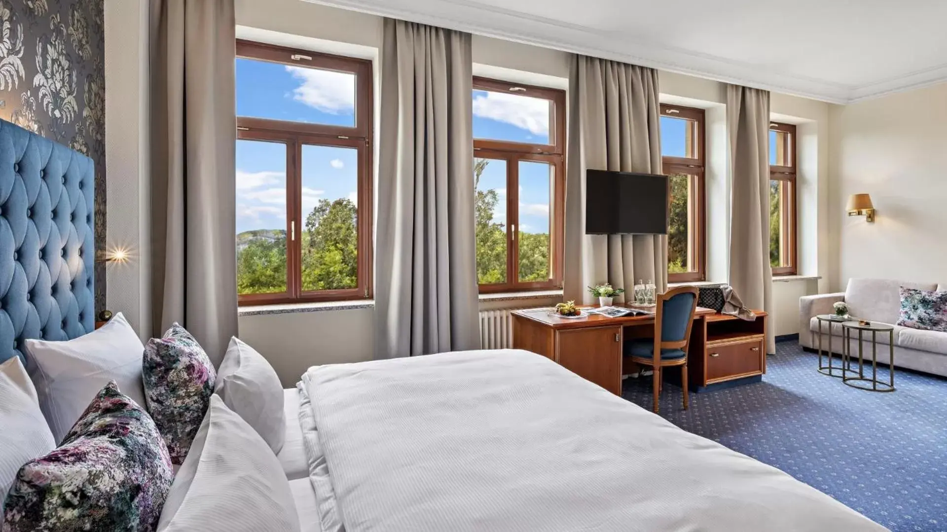 Photo of the whole room, Bed in Hotel Bayerischer Hof Dresden