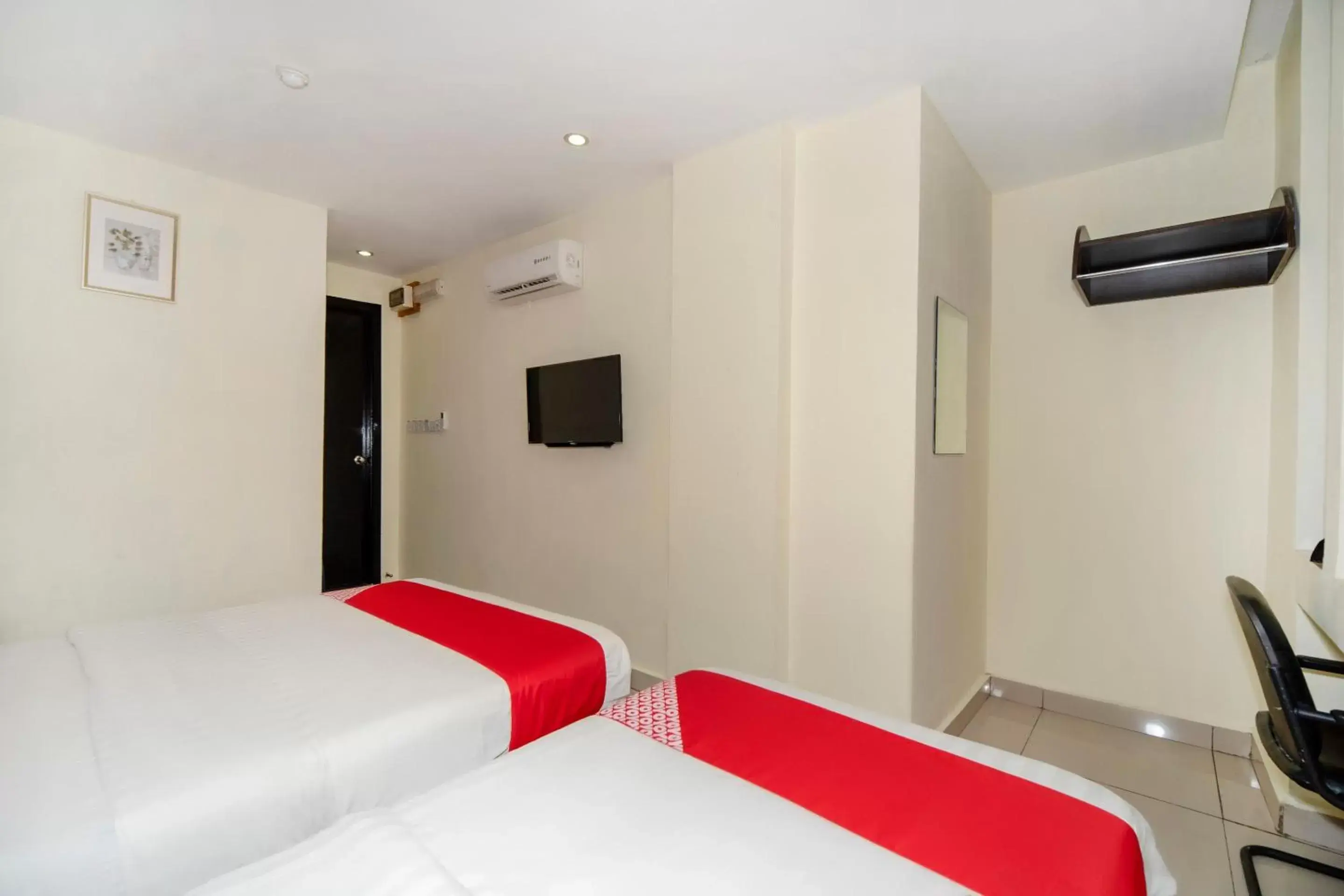 Bedroom, TV/Entertainment Center in OYO 89944 Stay Inn