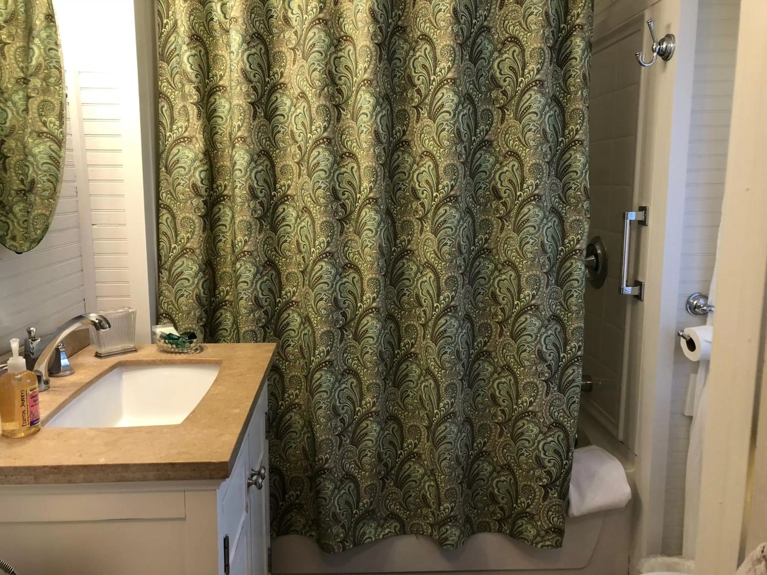 Bathroom in Oakland Cottage Bed and Breakfast