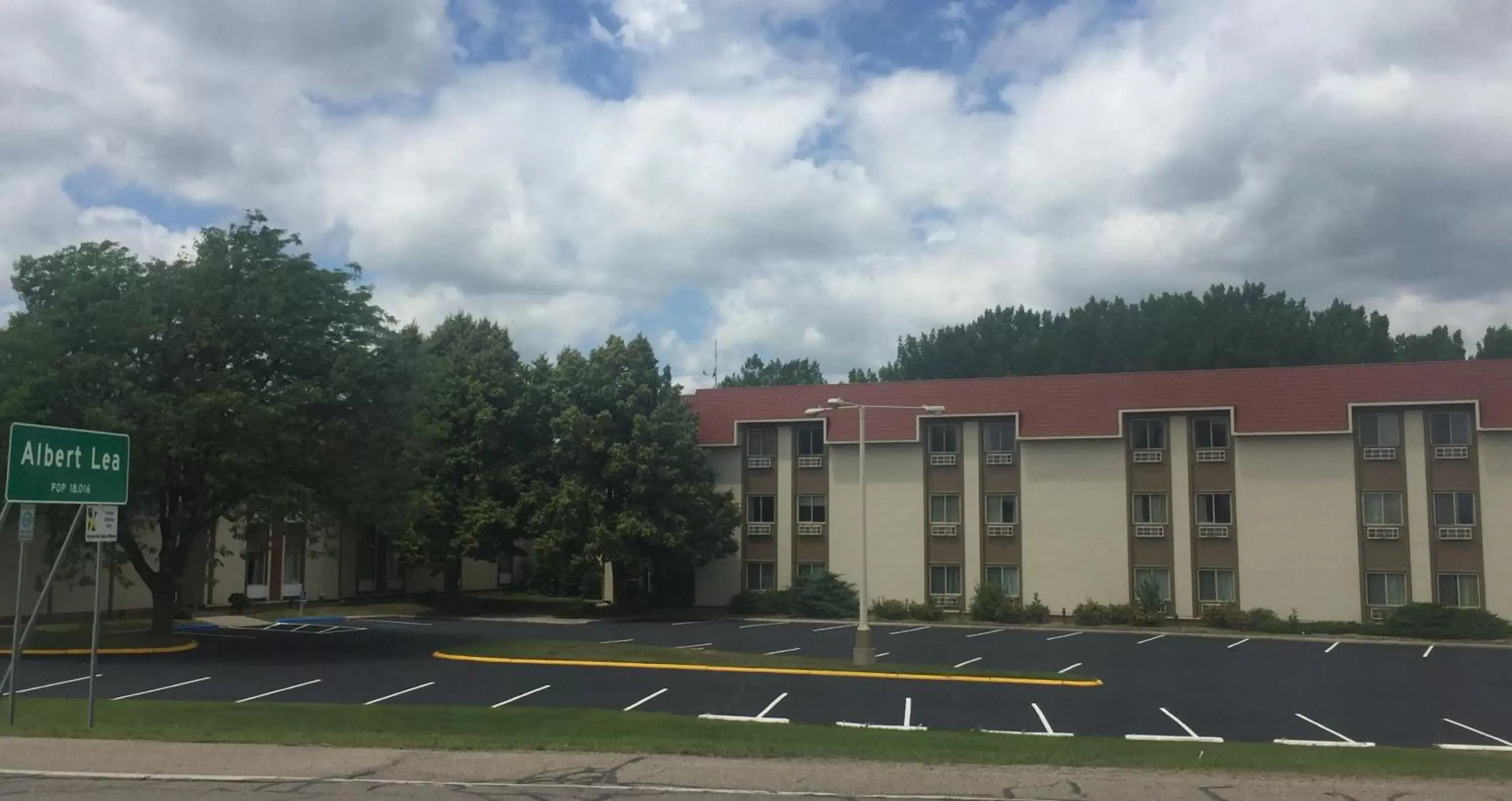 Property building in Ramada by Wyndham Albert Lea Property building in Ramada by Wyndham Albert Lea