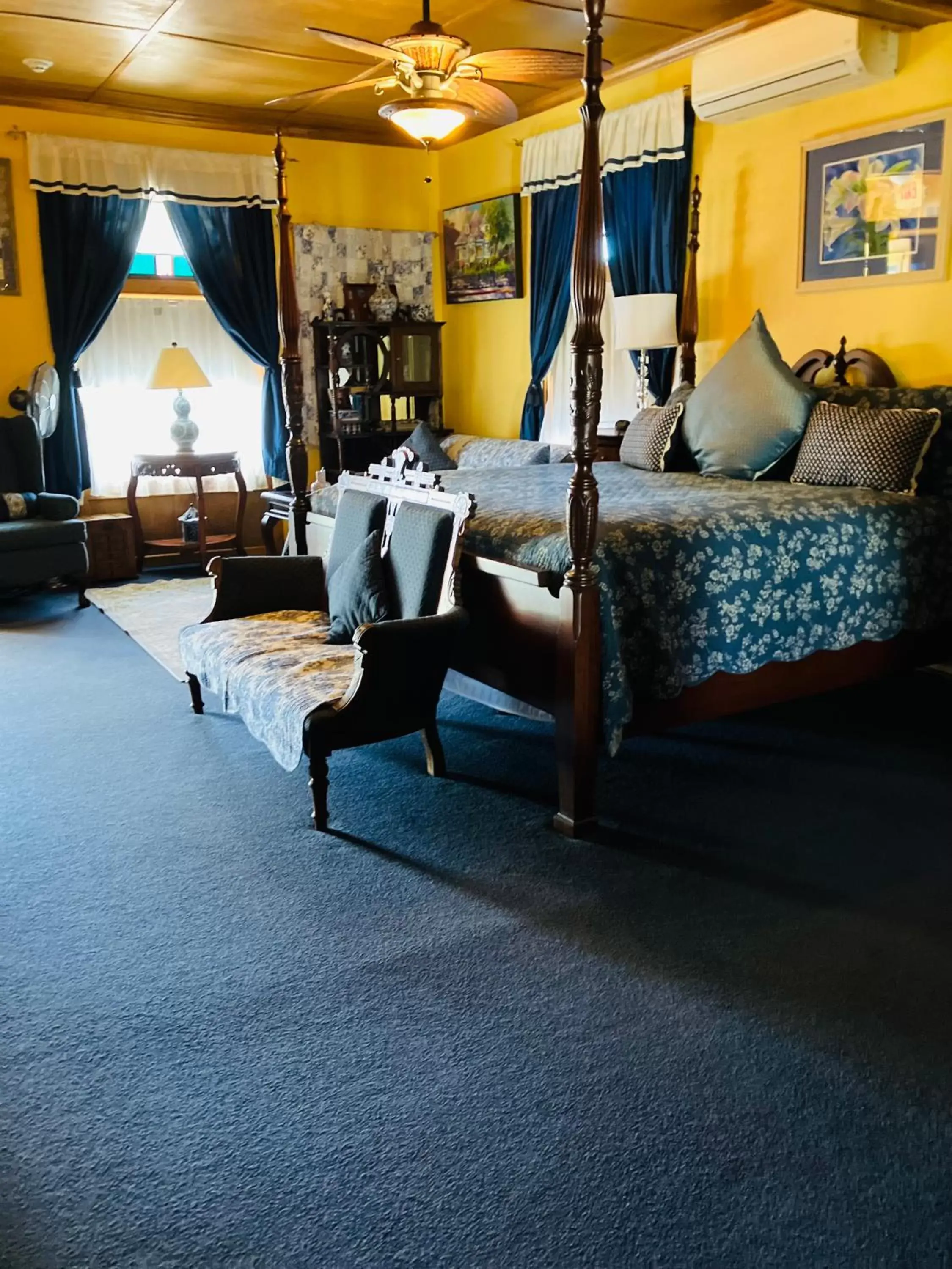 Blue Willow at Daffodil Cottage in All Seasons Inn Blue Willow at Daffodil Cottage in All Seasons Inn