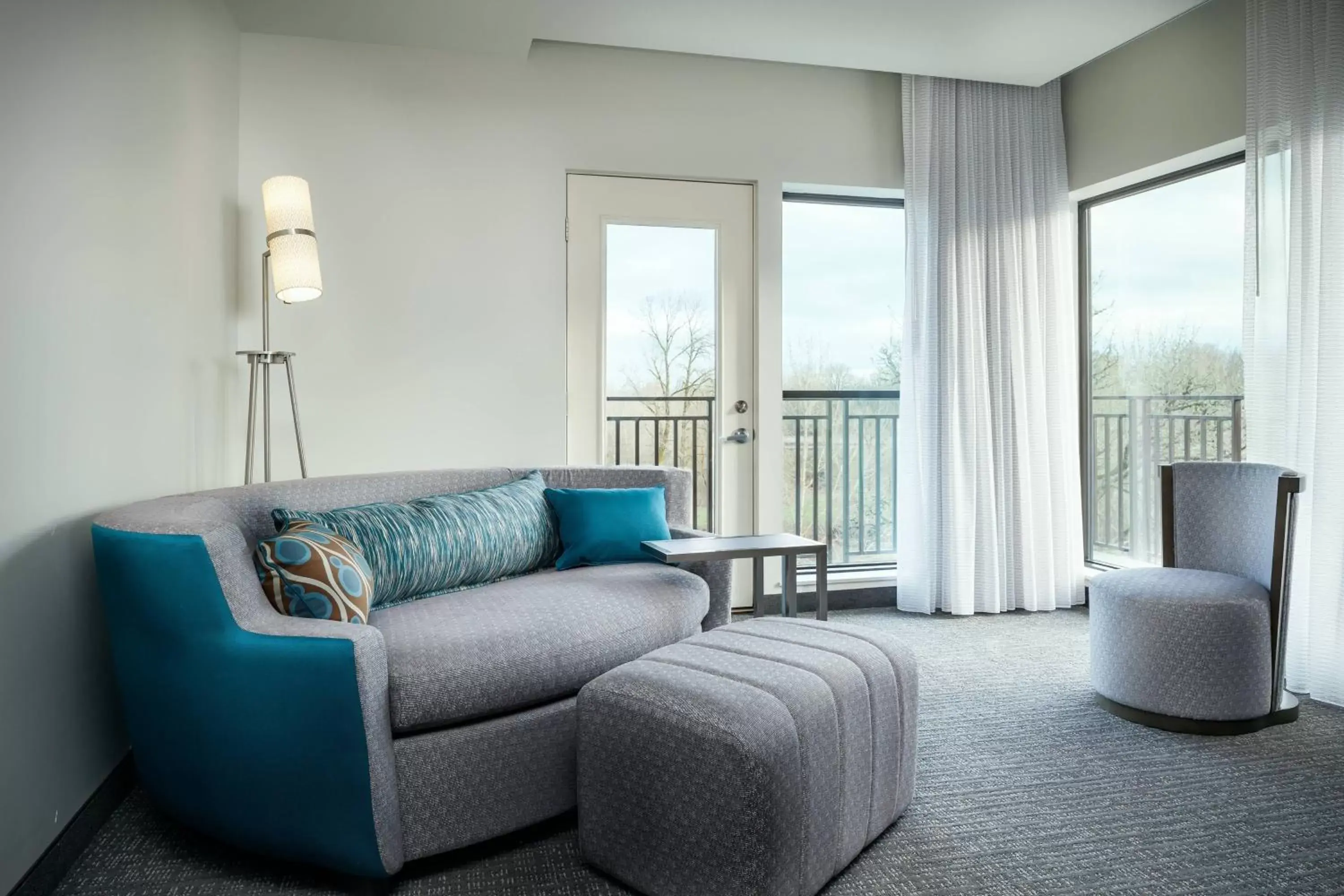 Photo of the whole room, Seating Area in Courtyard by Marriott Corvallis