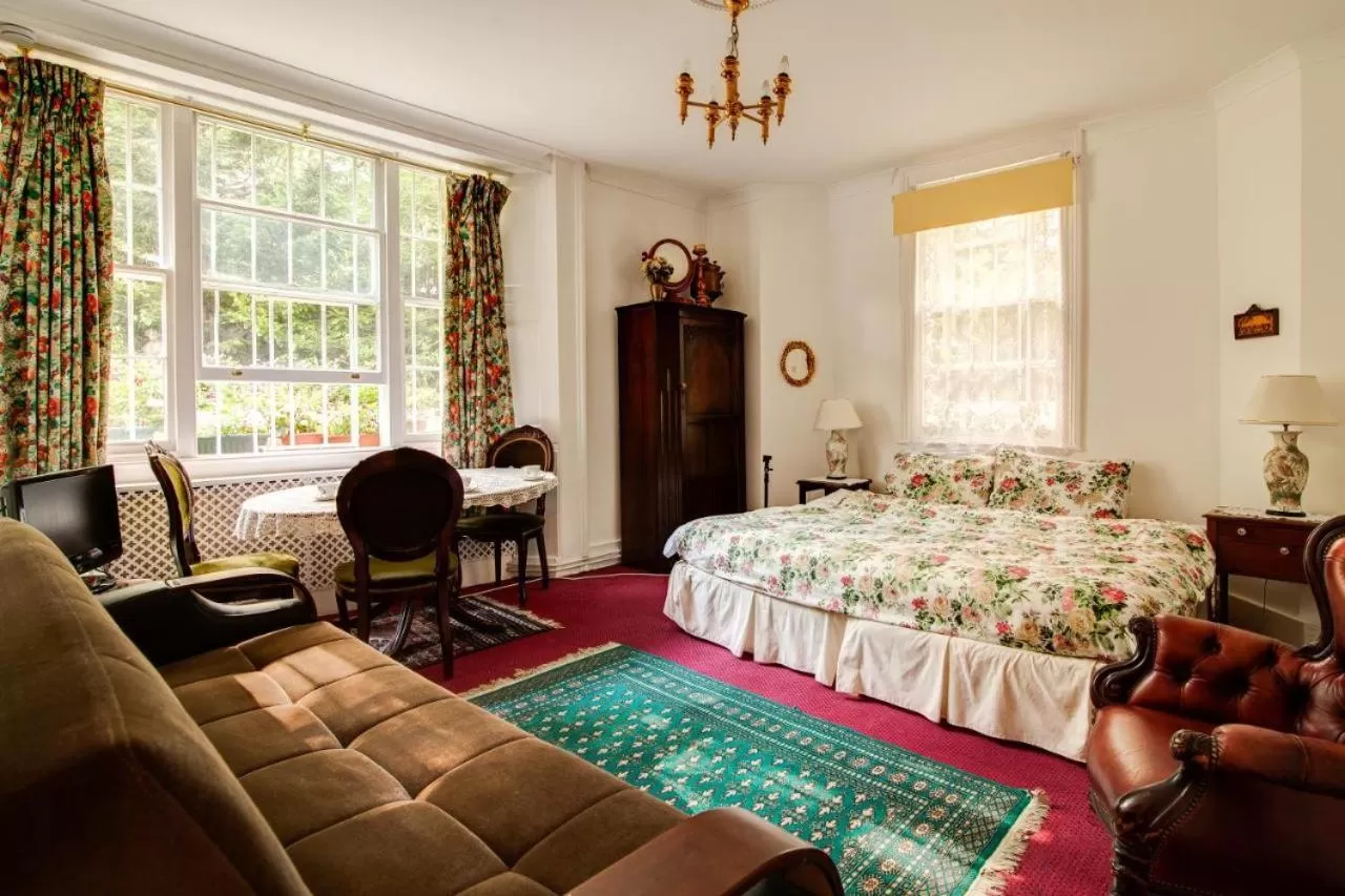 Photo of the whole room, Bed in Dawson Place, Juliette's Bed and Breakfast