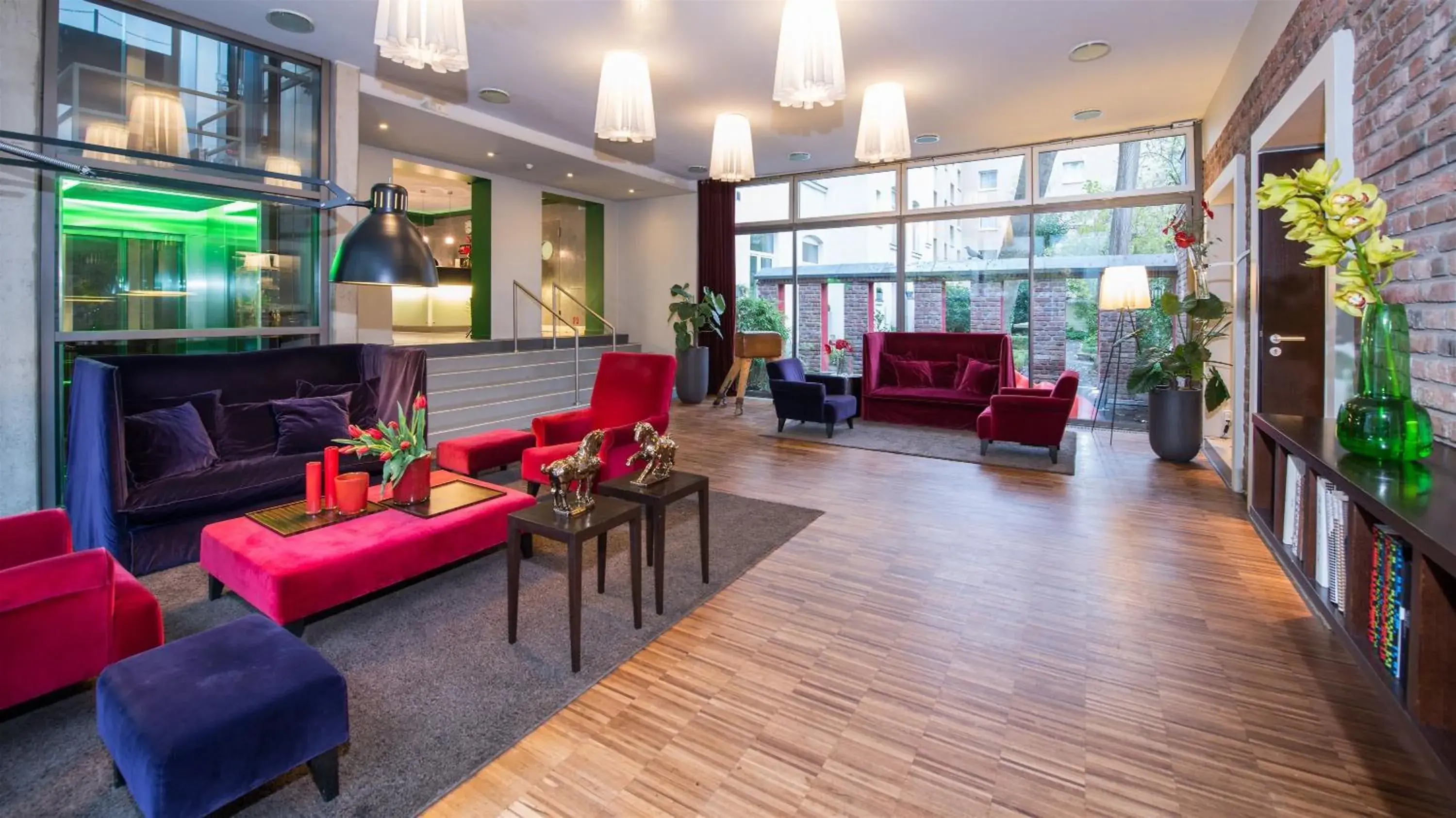 Lounge or bar in The New Yorker Hotel Köln-Messe Lounge or bar in The New Yorker Hotel Köln-Messe